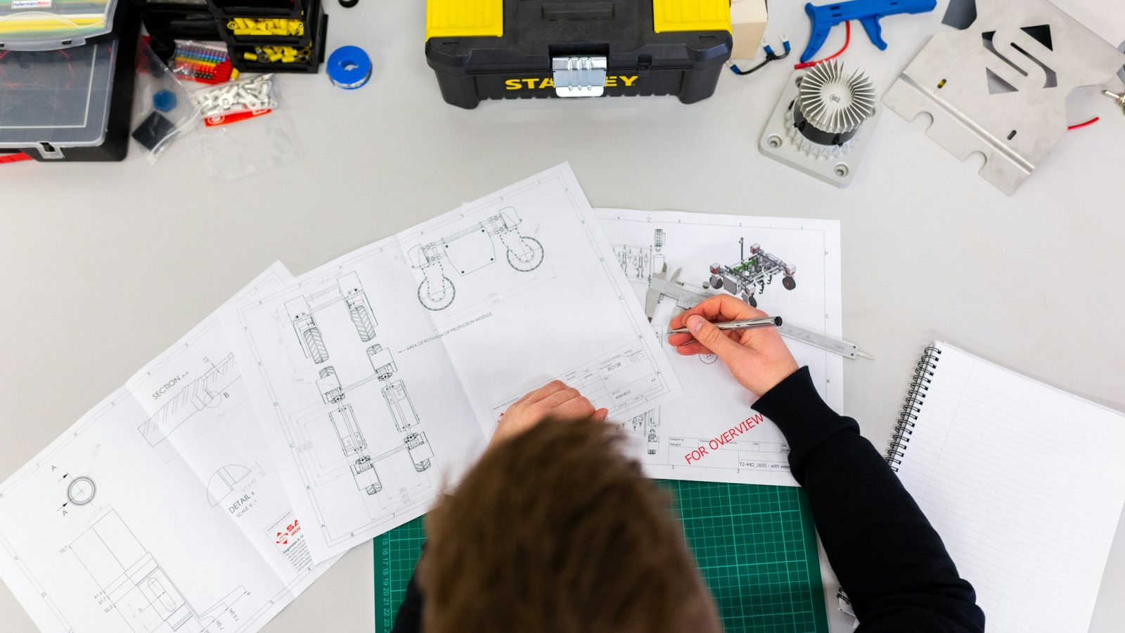 Ingenieur arbeitet an einer technischen Konstruktion am Bildschirm