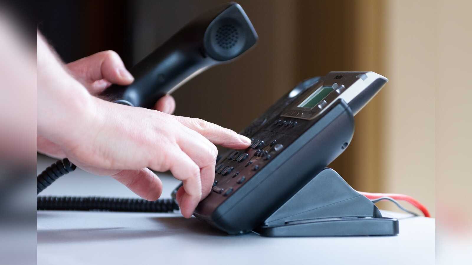 Person telefoniert mit Headset am Schreibtisch, Symbolbild für Telefontraining