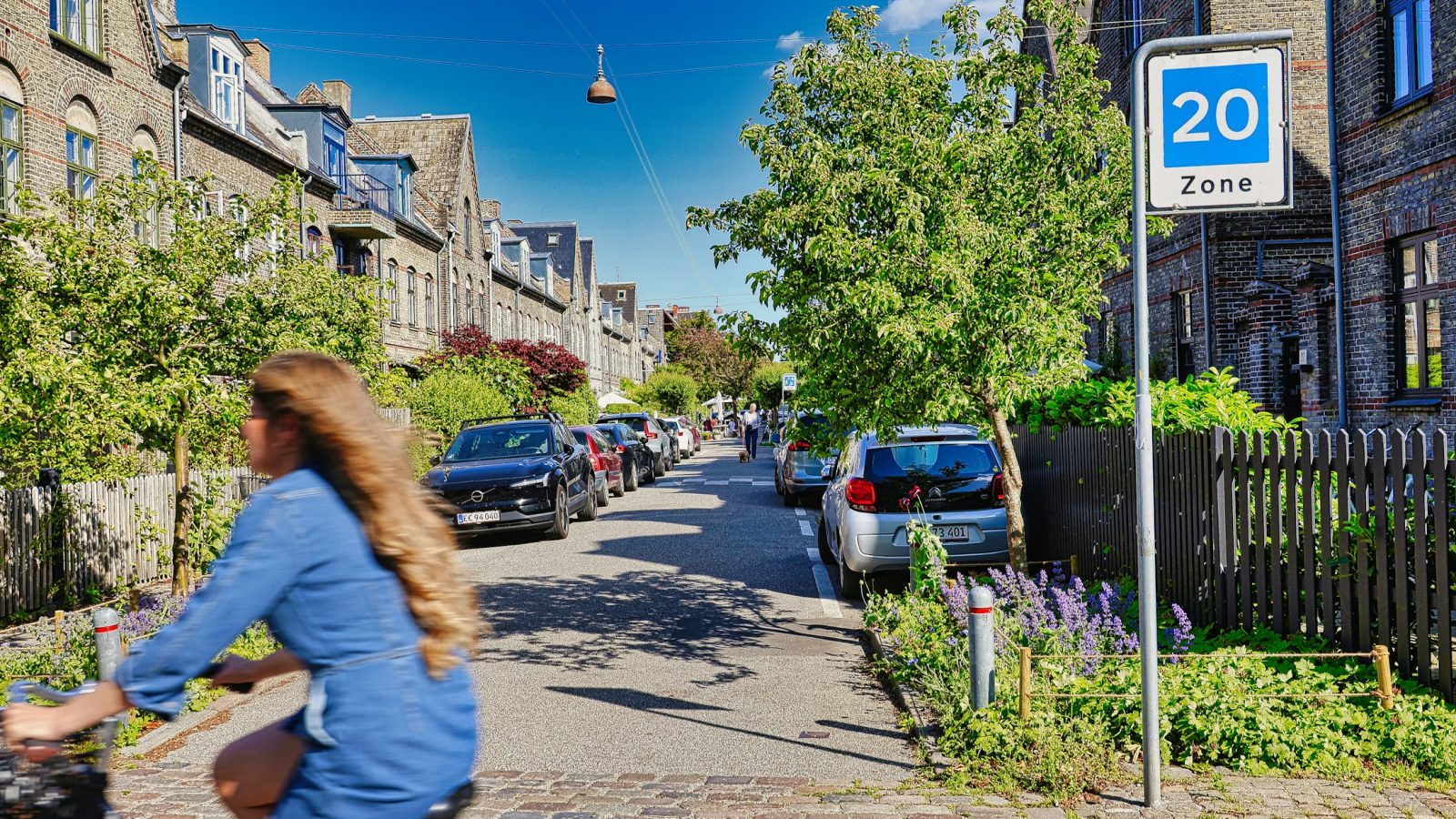Tempo-30-Schild an einer ruhigen Wohnstraße, Symbolbild für Geschwindigkeitsbegrenzung