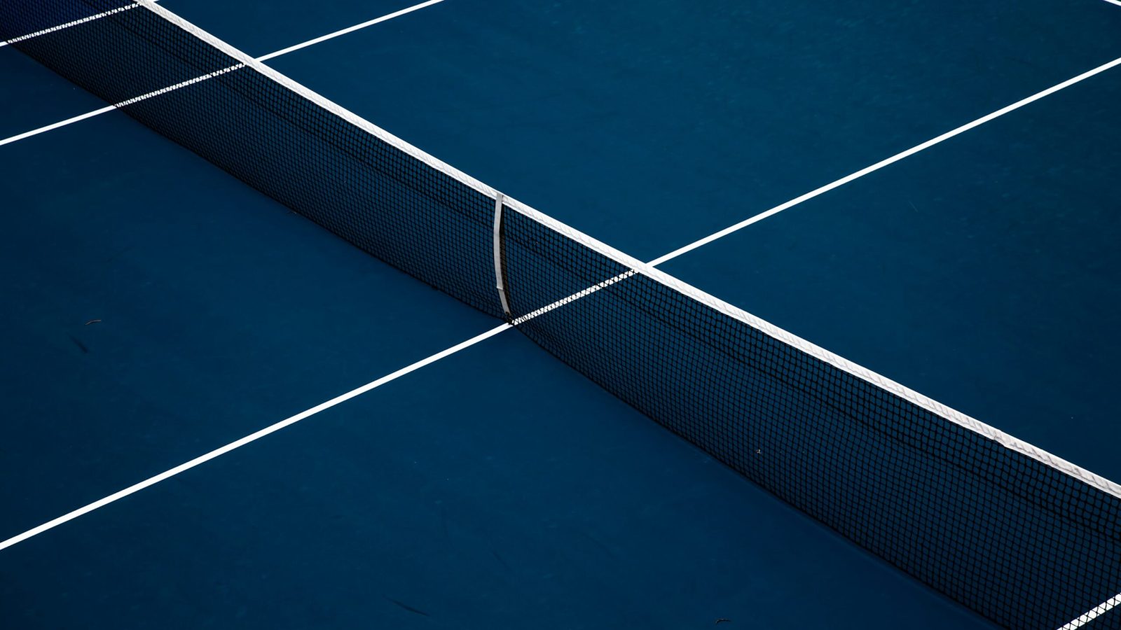 Blauer Tennisplatz mit Netz, Symbolbild für Sportförderung