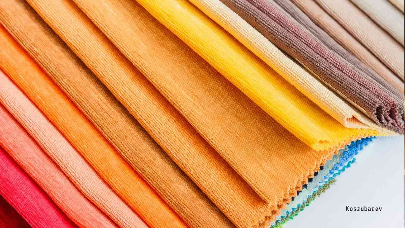 Teilnehmerinnen eines Kreativkurses mit Stoffen