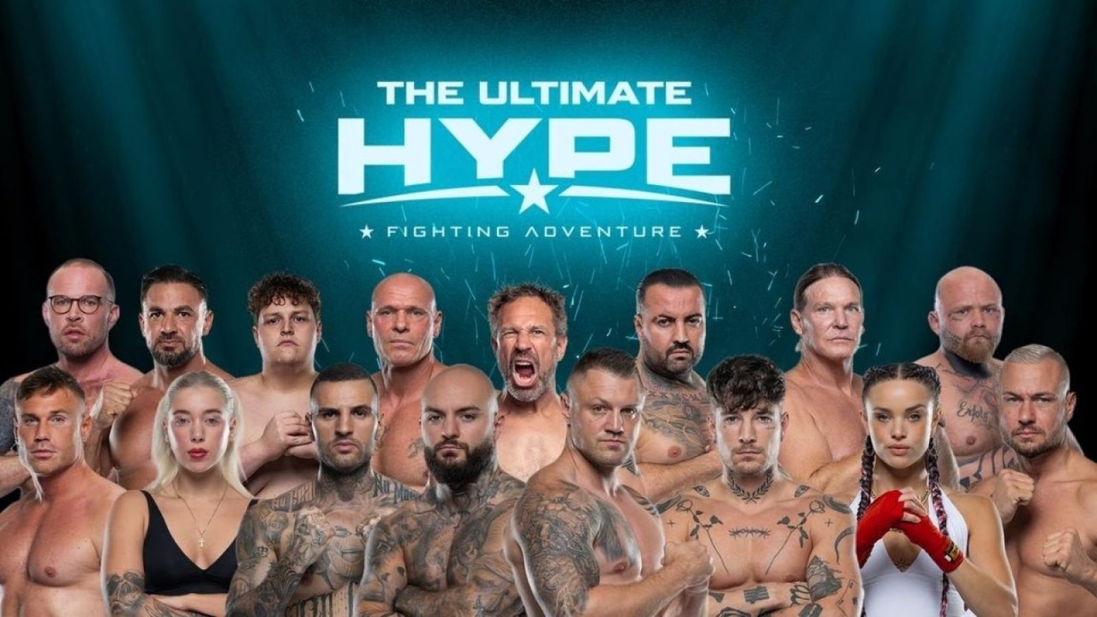 Gruppe von Kampfsportlern vor dem Logo von The Ultimate Hype Fighting Adventure, bereit für den Wettbewerb.