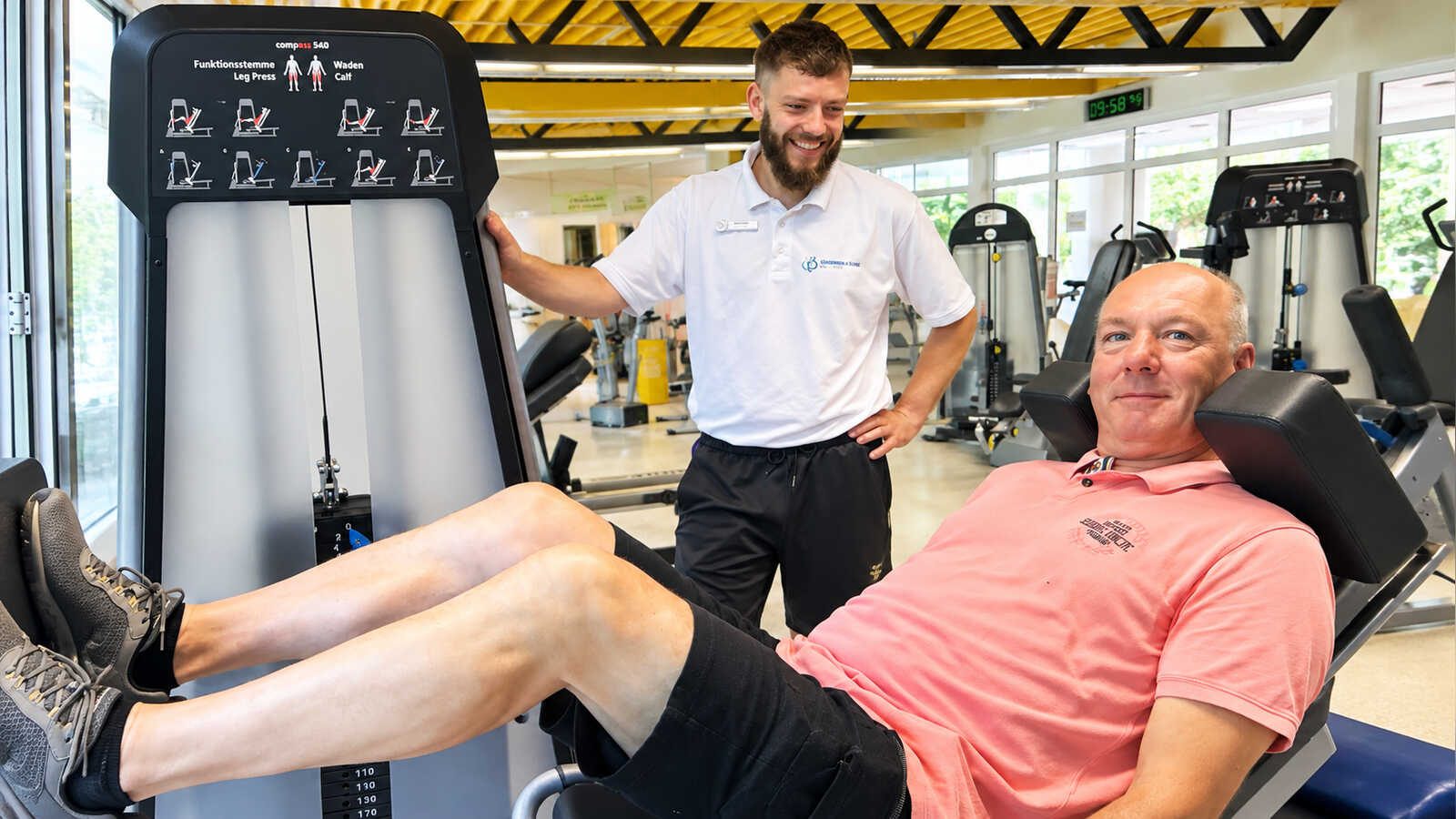 Thomas Mertineit beim Aufbautraining in der Dörenberg-Klinik, begleitet von Mathias Siebe aus der Sporttherapie