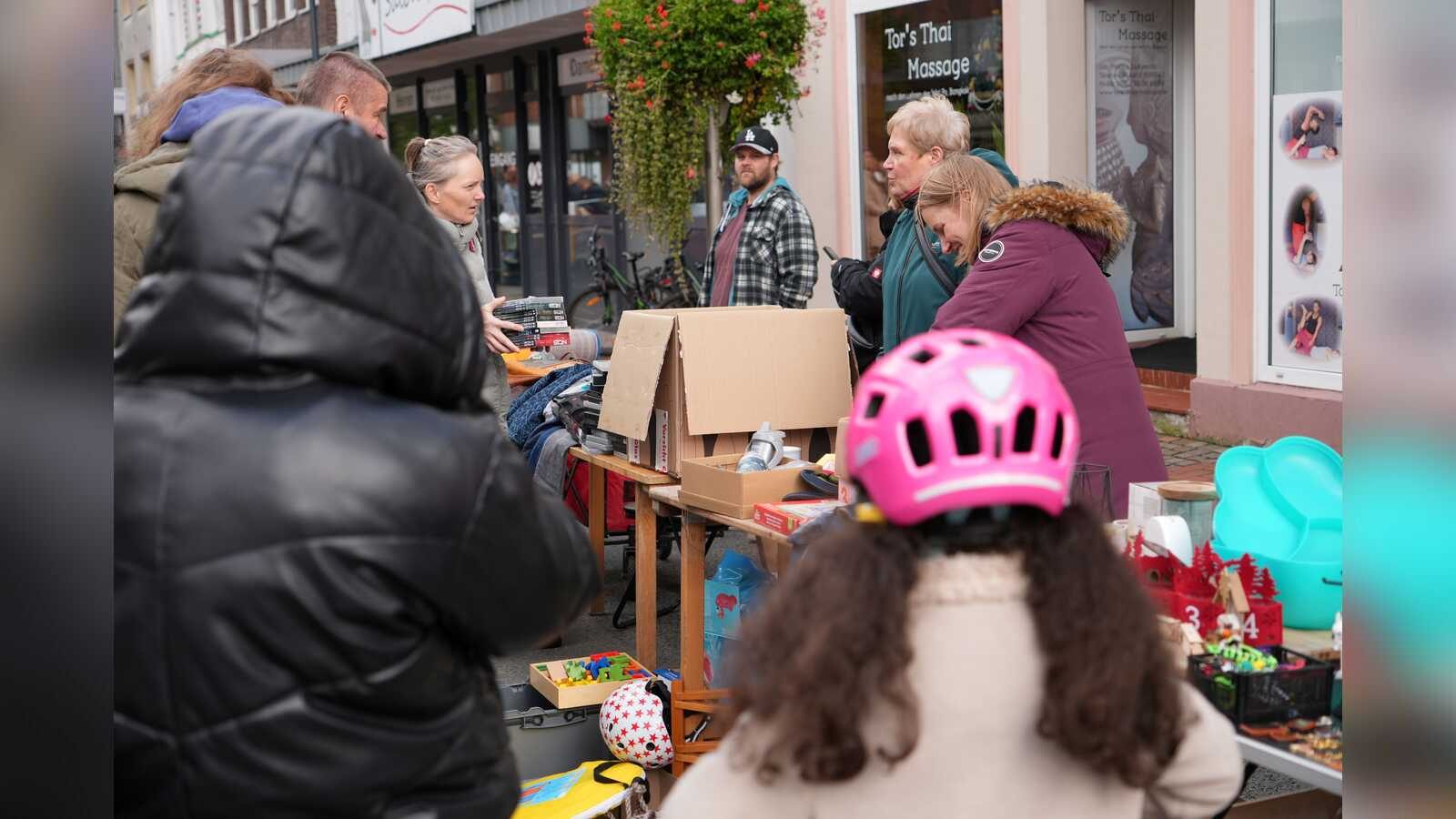 Besucher an Flohmarktständen beim Thomasmarkt 2026 in der Vechtaer Innenstadt