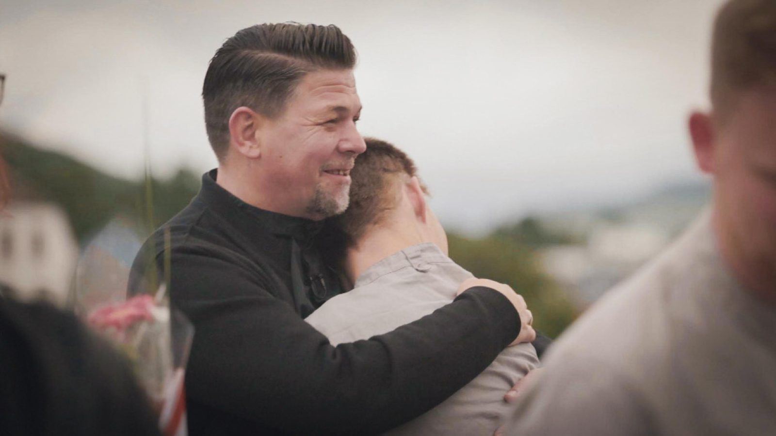 Tim Mälzer umarmt Pfleger

+++ Die Verwendung des sendungsbezogenen Materials ist nur mit dem Hinweis und Verlinkung auf RTL+ gestattet. +++