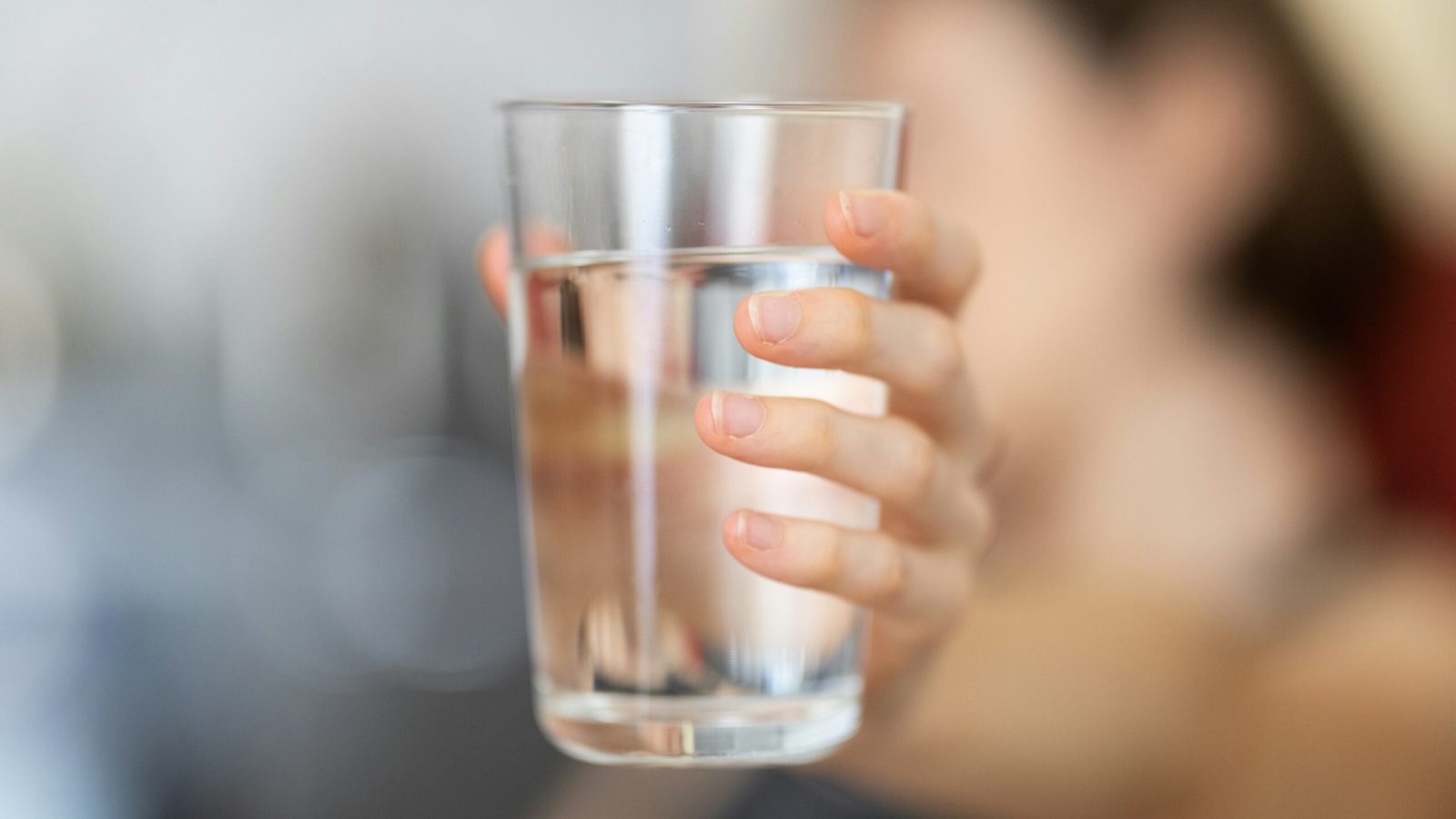 Ein Glas frisches Leitungswasser wird eingeschenkt