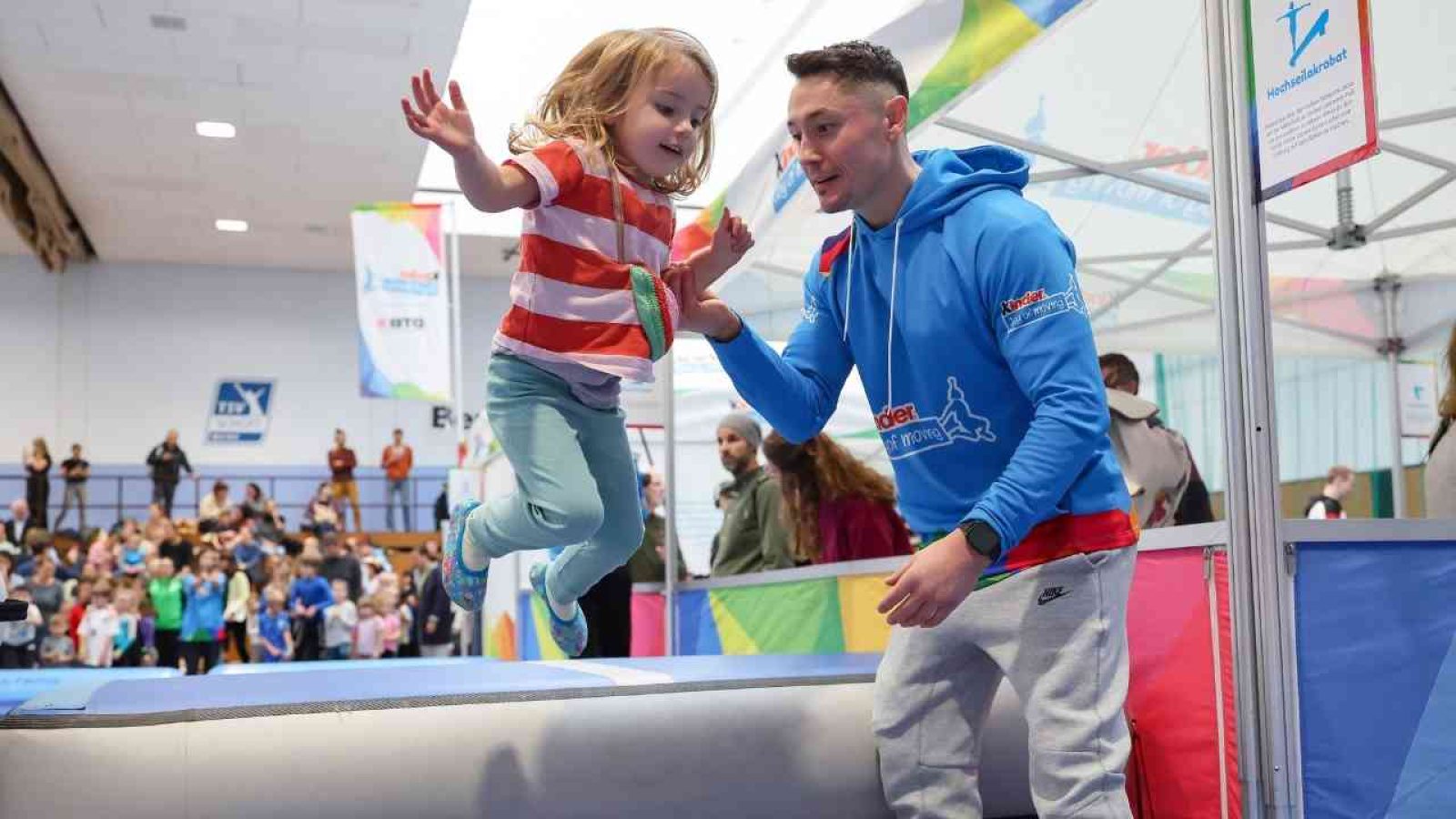 Turnstar Andy Toba in Aktion Andy Toba beim Tag des Kinderturnens