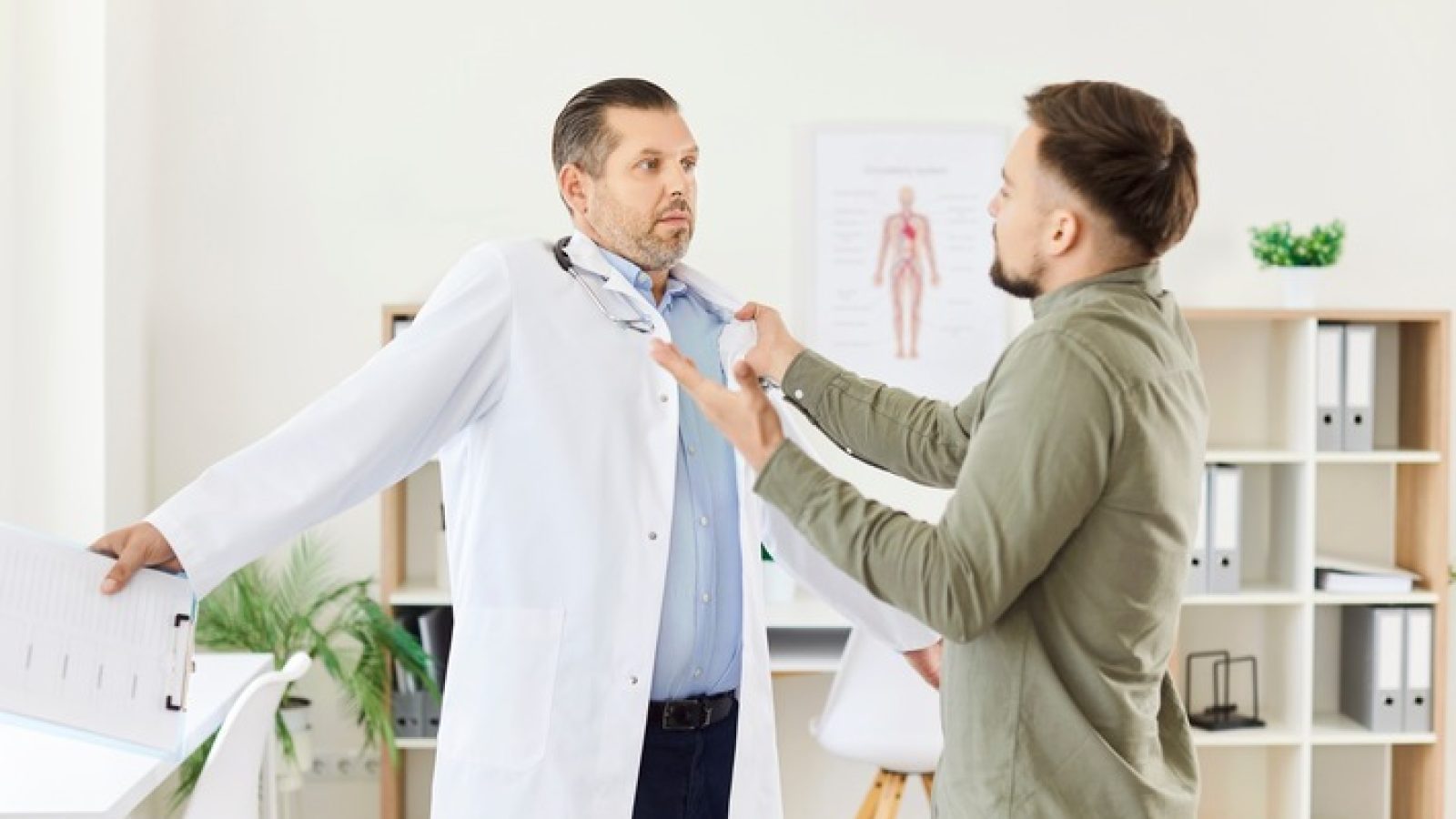 Ein wesentlicher Aspekt für Sicherheit und Gesundheit am Arbeitsplatz ist der Schutz vor psychischer und körperlicher Gewalt. / Weiterer Text über ots und www.presseportal.de/nr/31385 / Die Verwendung dieses Bildes für redaktionelle Zwecke ist unter Beachtung aller mitgeteilten Nutzungsbedingungen zulässig und dann auch honorarfrei. Veröffentlichung ausschließlich mit Bildrechte-Hinweis.