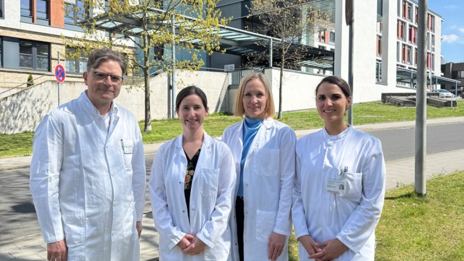 Von links: Prof. Dr. Ivo Meinhold-Heerlein (Direktor der Klinik für Frauenheilkunde und Geburtshilfe, Dr. Kelly Bruce, Dr. Annetta M. Madsen, Dr. Maryam En-Nosse / Weiterer Text über ots und www.presseportal.de/nr/109212 / Die Verwendung dieses Bildes für redaktionelle Zwecke ist unter Beachtung aller mitgeteilten Nutzungsbedingungen zulässig und dann auch honorarfrei. Veröffentlichung ausschließlich mit Bildrechte-Hinweis.