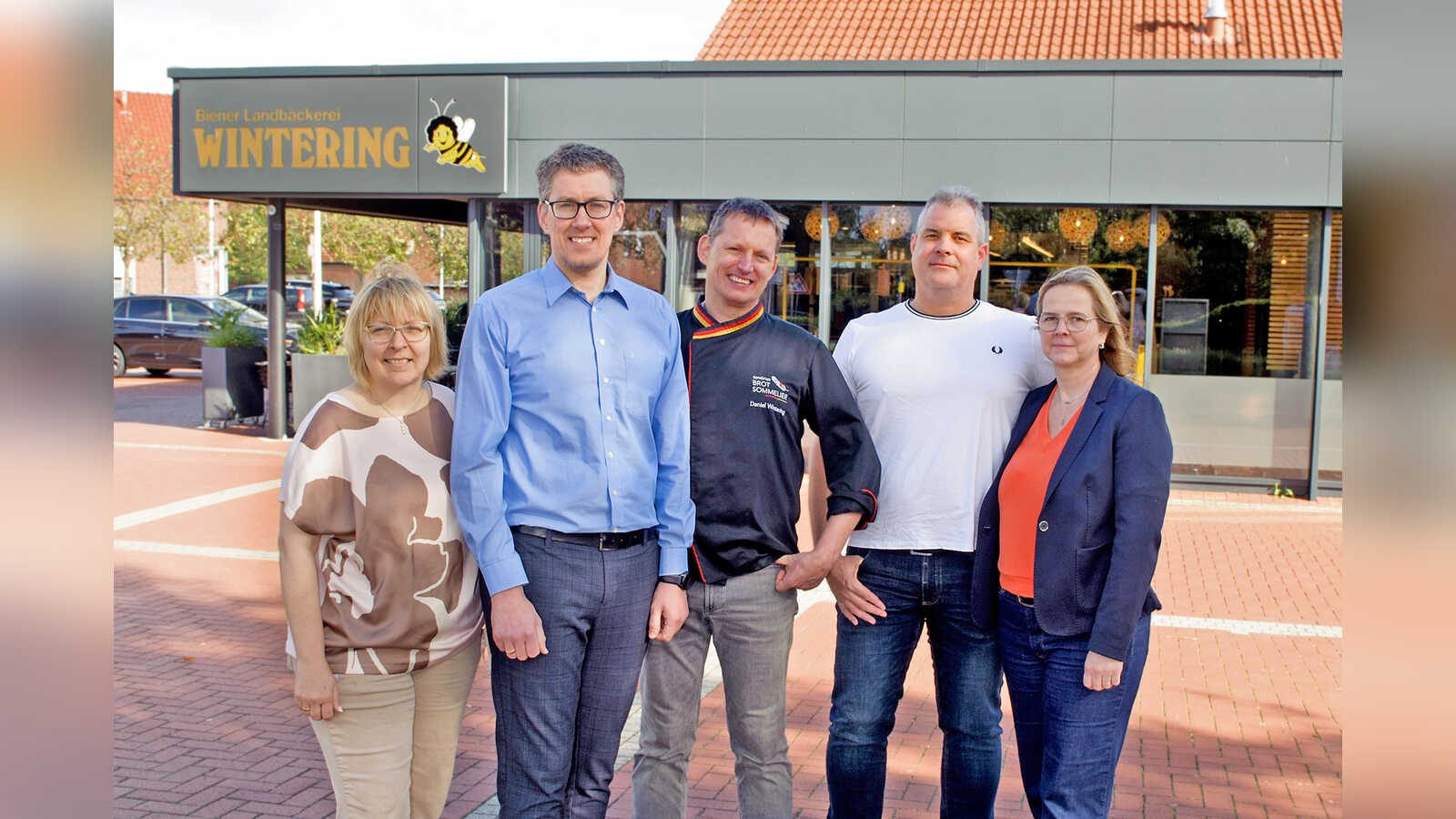 Bianca, Manuel und Daniel Wintering sowie Matthias und Stefanie Meyer stehen vor einer Filiale der Biener Landbäckerei Wintering