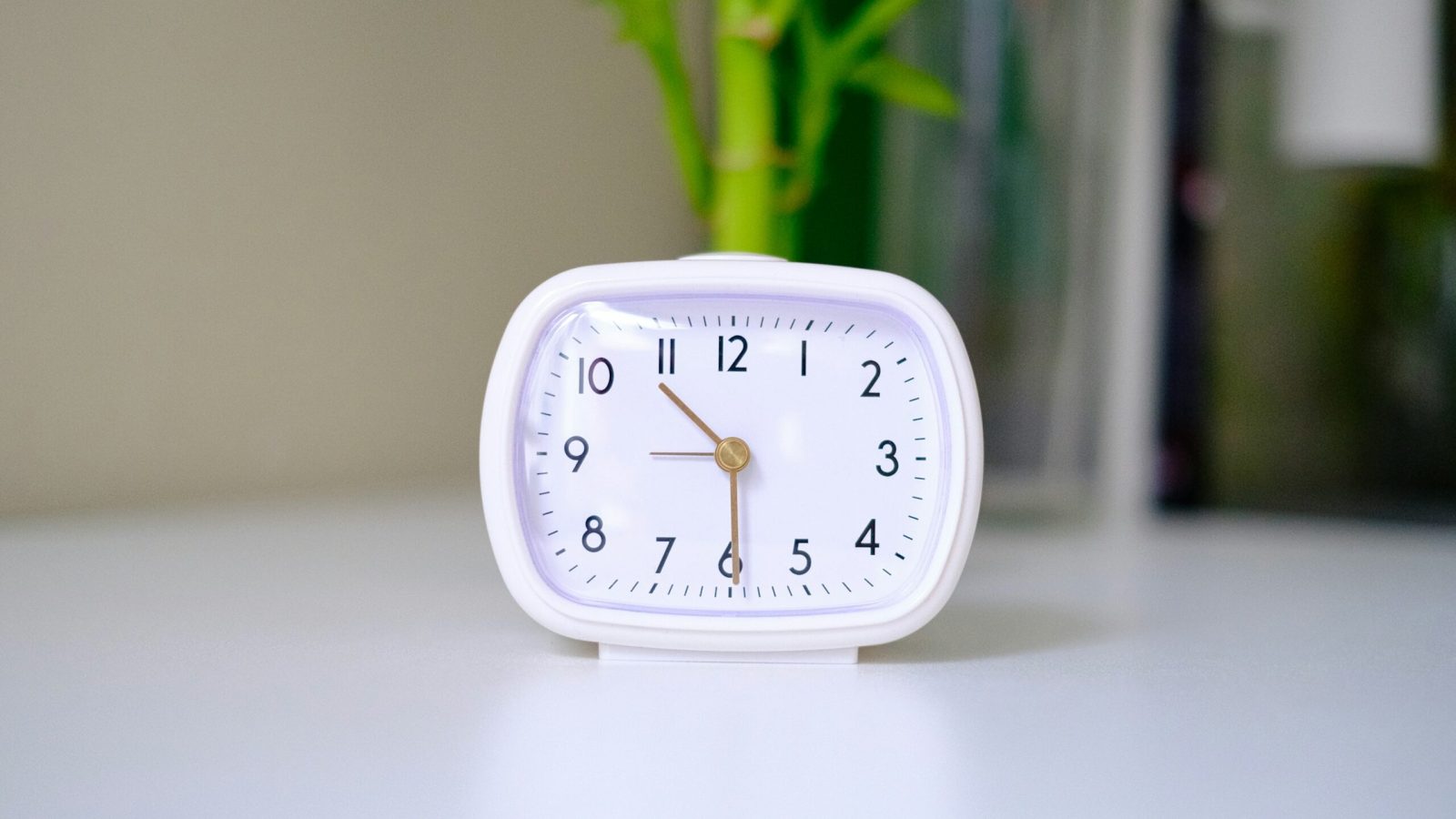 Weiße Uhr auf einem Tisch als Symbolbild für Arbeitszeitwünsche