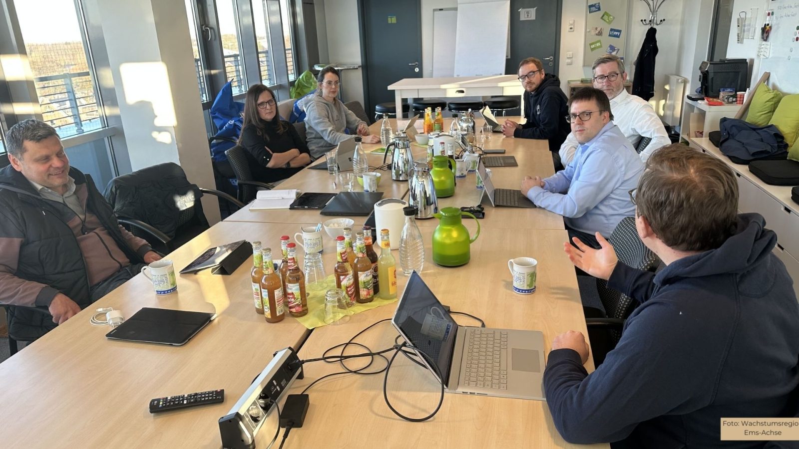 Die Lingener IT-Experten Oleksandr Kotsyuba (links) und Eduard Stach (rechts) führten mit den Mitarbeitern der Wachstumsregion Ems-Achse Julia Noglik (von links), Mareike Buß, Wilko Alberring, Dirk Lüerßen und Jens Stagnet das Brainstorming durch. Foto: Wachstumsregion Ems-Achse