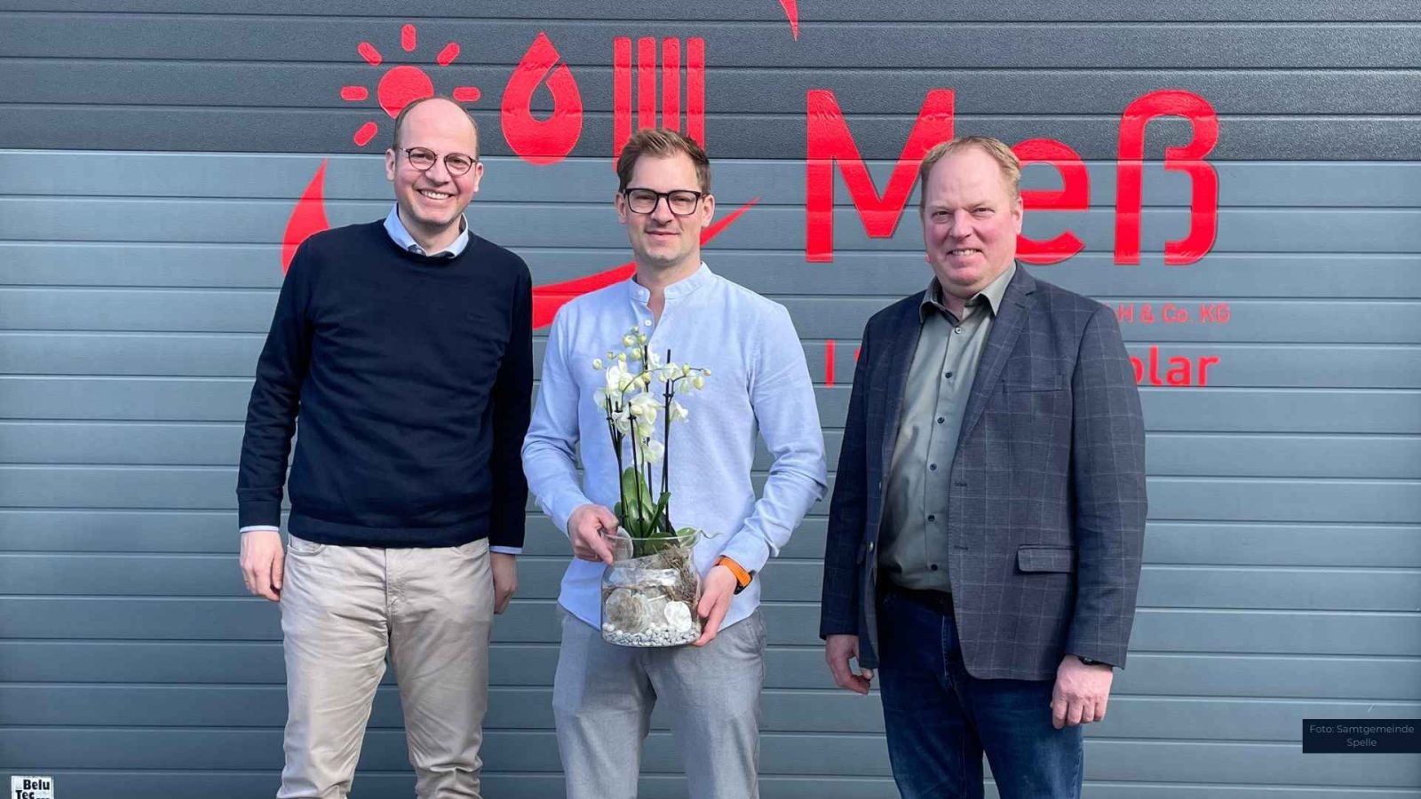 Bürgermeister Norbert Hüsing (r.) und Wirtschaftsförderer Dr. Jens Konermann (l.) beglückwünschten Thomas Mersmann zur Unternehmensübernahme