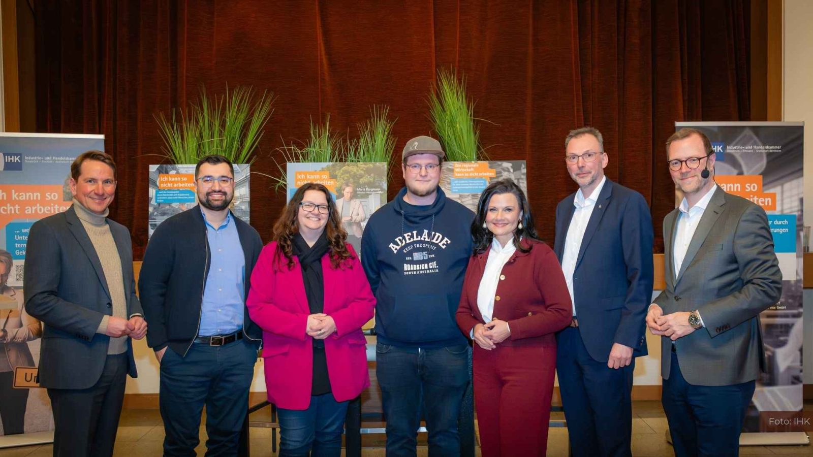 (v.l.): Kamen auf Einladung der IHK zur Podiumsdiskussion in Sögel zusammen: IHK-Hauptgeschäftsführer Marco Graf, Asi Ferhat, Anja Troff-Schaffarzyk, Michel Rolandi, Gitta Connemann, Hendrik Kampmann und Moderator Martin Brüning. (Fotoquelle: IHK/Helmut Kramer)