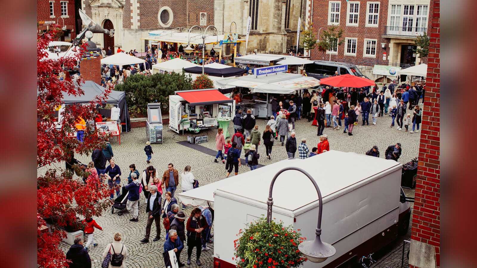 Marktstände und Besucher auf dem Coesfelder Marktplatz am Ursula-Sonntag