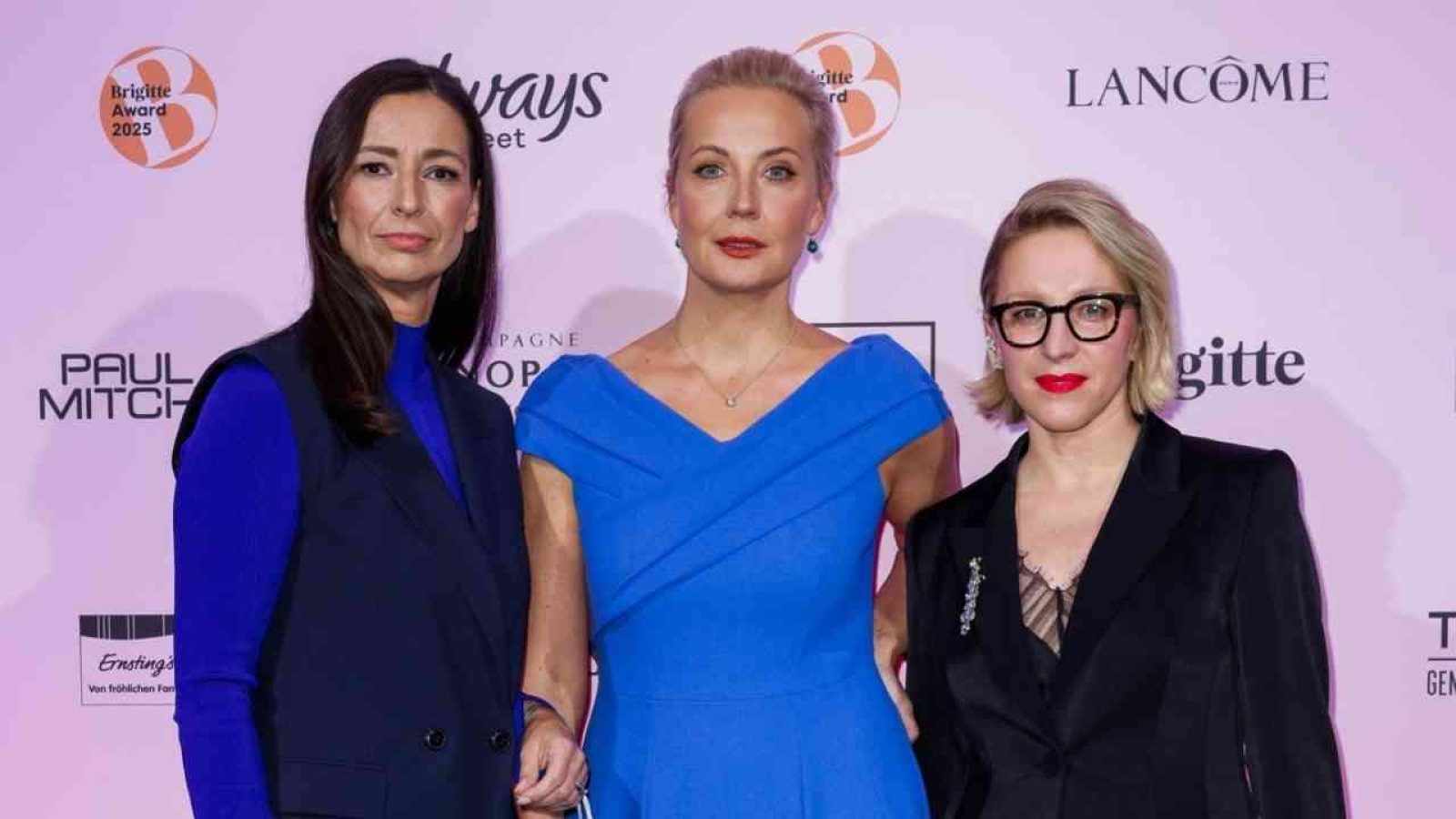Drei Frauen in eleganter Kleidung posieren bei der Brigitte Award-Veranstaltung 2025.