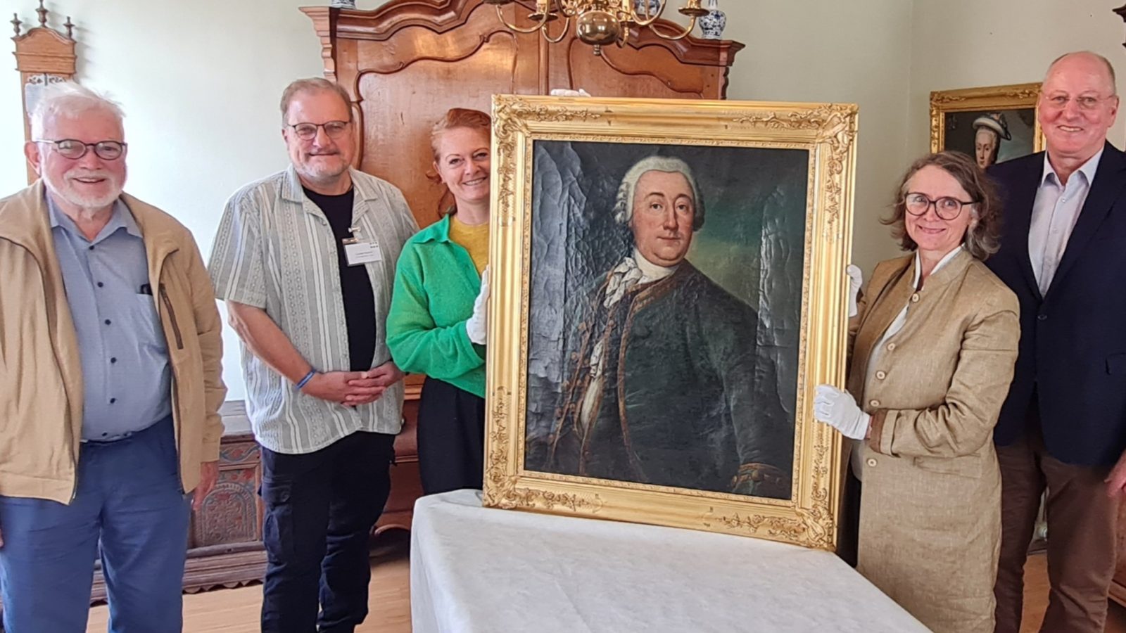 Vorstände des Heimatvereins Leer und der Hans-Heyo Prahm Stiftung mit dem Gemälde von Oncko von Rehden