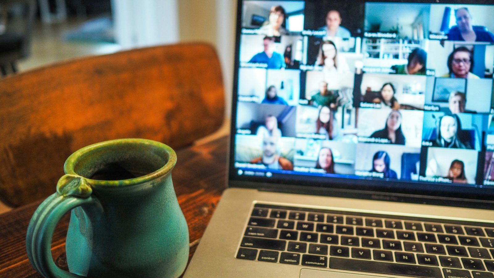 Person nimmt an einer Videokonferenz am Laptop teil, Symbolbild zur digitalen IHK-Begrüßungsveranstaltung