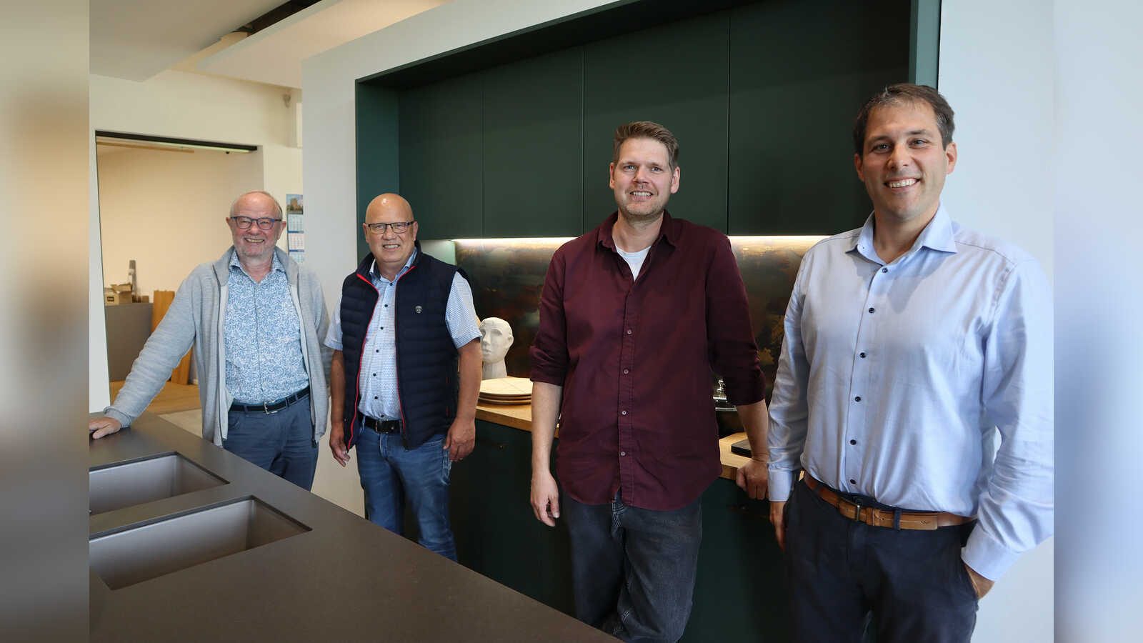 Vincenz Beckermann, Uwe Schumacher, Frederick Sommerei und Matthias Meyer bei der Tischlerei Beckermann im Niedersachsenpark