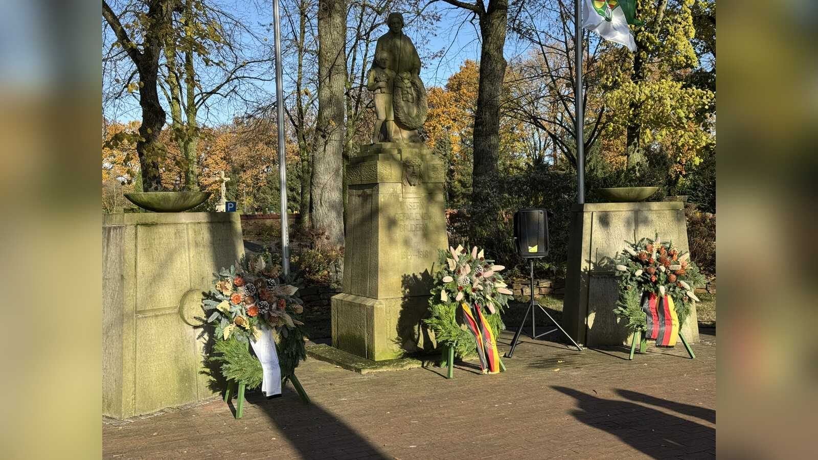 Gedenkfeier zum Volkstrauertag am Kriegerdenkmal in Lathen