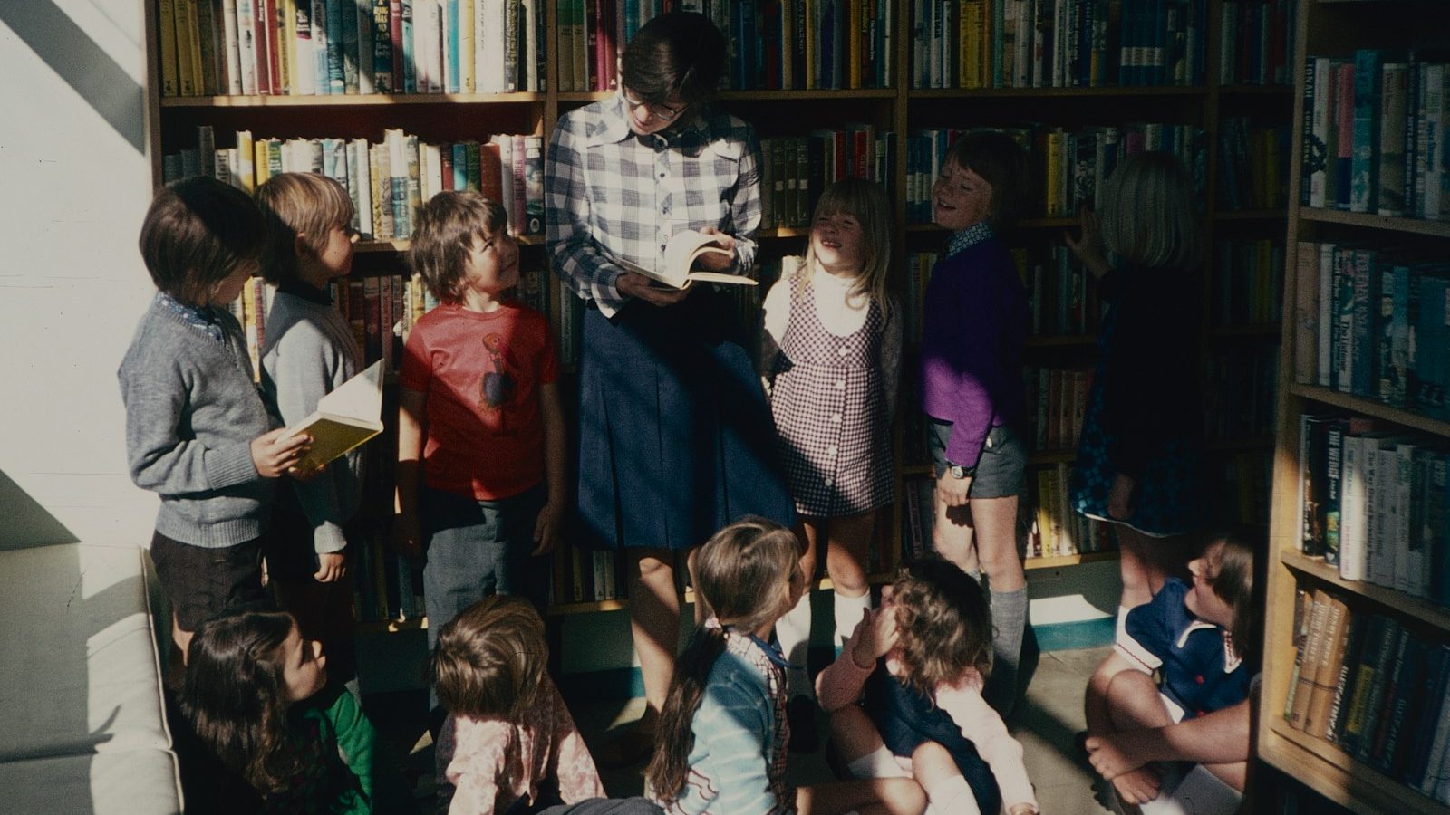 Kinder vor einem Bücherregal in einer Bibliothek – Symbolbild für Vorleseveranstaltungen