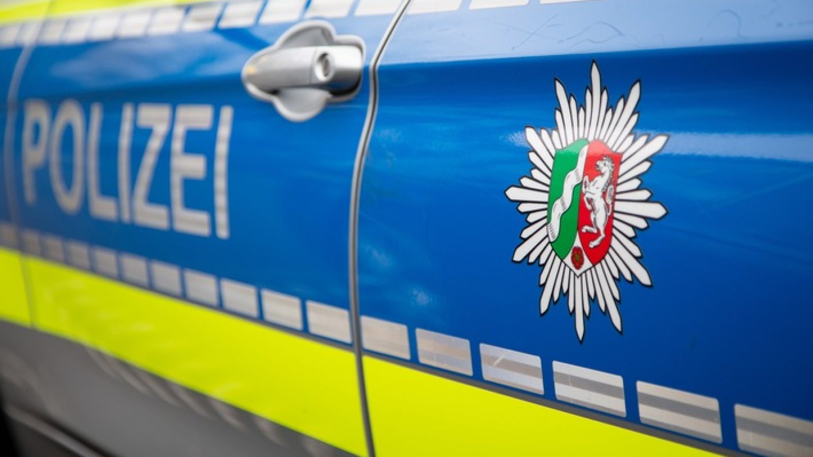 Durchsuchung wegen Sabotage-Verdacht bei einem LKW-Fahrer in NRW (Symbolbild Polizei) / Weiterer Text über ots und www.presseportal.de/nr/7899 / Die Verwendung dieses Bildes für redaktionelle Zwecke ist unter Beachtung aller mitgeteilten Nutzungsbedingungen zulässig und dann auch honorarfrei. Veröffentlichung ausschließlich mit Bildrechte-Hinweis.
