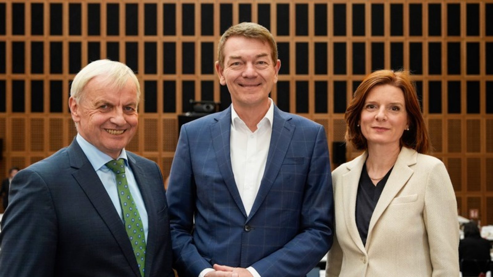 Rolf Zurbrüggen, Vorsitzender des WDR-Rundfunkrats, Jörg Schönenborn und WDR-Intendantin Dr. Katrin Vernau / Weiterer Text über ots und www.presseportal.de/nr/7899 / Die Verwendung dieses Bildes für redaktionelle Zwecke ist unter Beachtung aller mitgeteilten Nutzungsbedingungen zulässig und dann auch honorarfrei. Veröffentlichung ausschließlich mit Bildrechte-Hinweis.