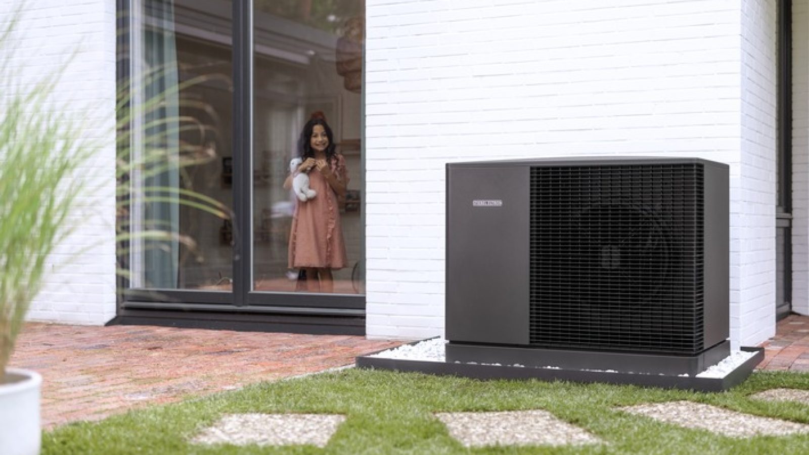 Ein kleiner Schritt für den Hausbesitzer, ein großer Schritt für die Wärmewende: Rechnerisch nimmt spätestens Anfang Mai die Zwei-Millionste-Wärmepumpe in deutschen Haushalten ihren Betrieb auf. Luft-Wasser-Wärmepumpen wie diese WPL-A von Stiebel Eltron sind perfekt für den Einsatz auch in Altbauten geeignet. / Weiterer Text über ots und www.presseportal.de/nr/62786 / Die Verwendung dieses Bildes für redaktionelle Zwecke ist unter Beachtung aller mitgeteilten Nutzungsbedingungen zulässig und dann auch honorarfrei. Veröffentlichung ausschließlich mit Bildrechte-Hinweis.