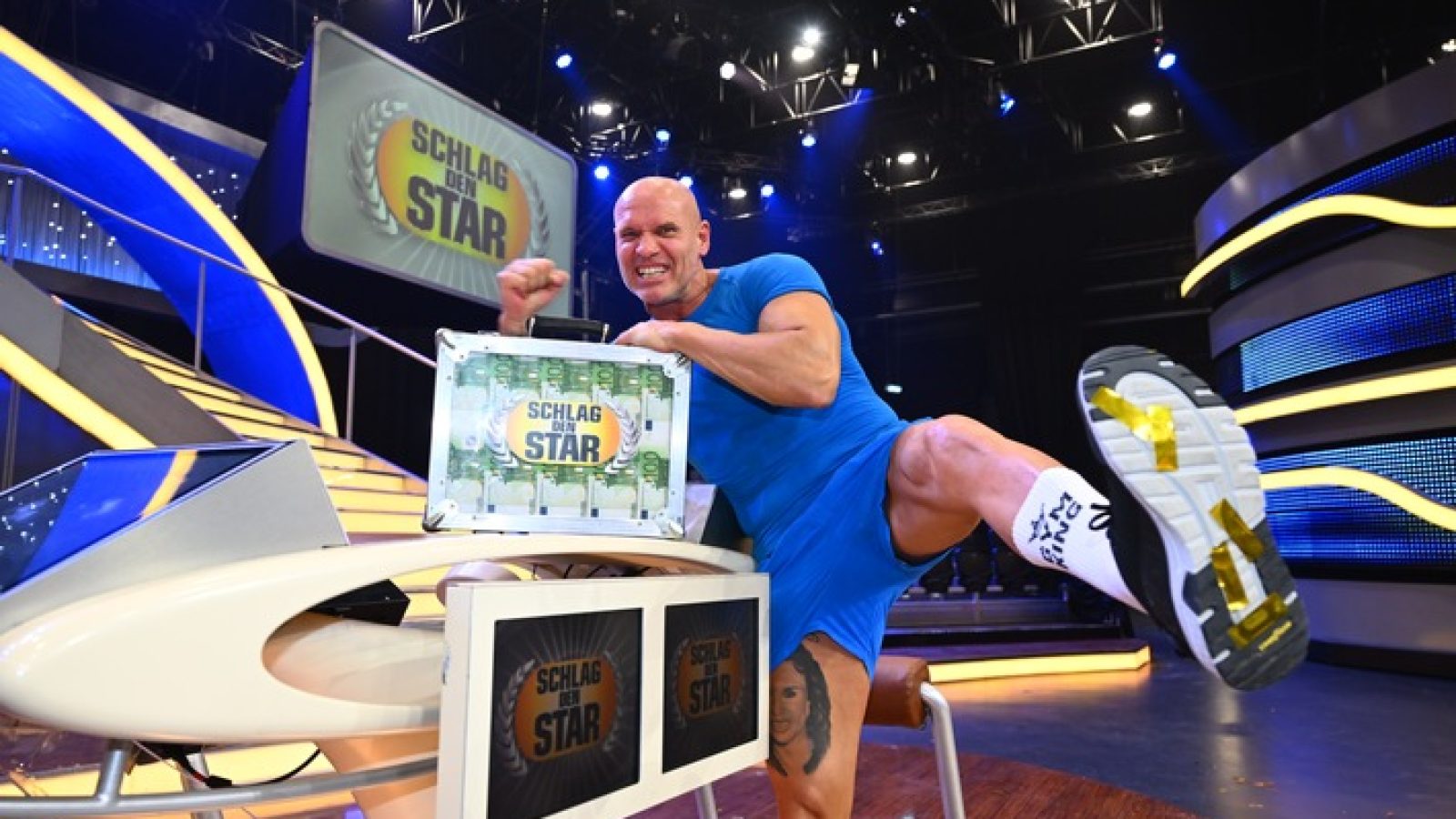 Schlag den Star
Show 102 vom 18.April 2026, 20.15 Uhr Live auf ProSieben
Foto: © Joyn/Willi Weber

Dieses Bild darf bis eine Woche nach Ausstrahlung honorarfrei fuer redaktionelle Zwecke und nur im Rahmen der Programmankuendigung verwendet werden. Spaetere Veroeffentlichungen sind nur nach Ruecksprache und ausdruecklicher Genehmigung der Seven.One Entertainment Group GmbH moeglich. Nicht fuer EPG! Verwendung nur mit vollstaendigem Copyrightvermerk. Das Foto darf nicht veraendert, bearbeitet und nur im Ganzen verwendet werden. Es darf nicht archiviert werden. Es darf nicht an Dritte weitergeleitet werden. Bei Fragen: foto@seven.one Voraussetzung fuer die Verwendung dieser Programmdaten ist die Zustimmung zu den Allgemeinen Geschaeftsbedingungen der Presselounges der Sender der Seven.One Entertainment Group GmbH. / Weiterer Text über ots und www.presseportal.de/nr/25171 / Die Verwendung dieses Bildes für redaktionelle Zwecke ist unter Beachtung aller mitgeteilten Nutzungsbedingungen zulässig und dann auch honorarfrei. Veröffentlichung ausschließlich mit Bildrechte-Hinweis.