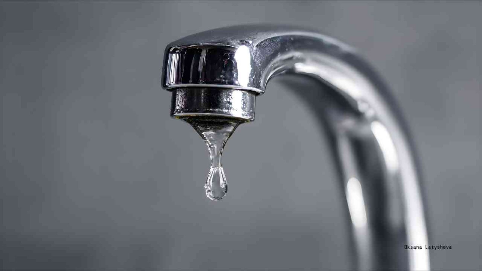 Wasserhahn mit Tropfen