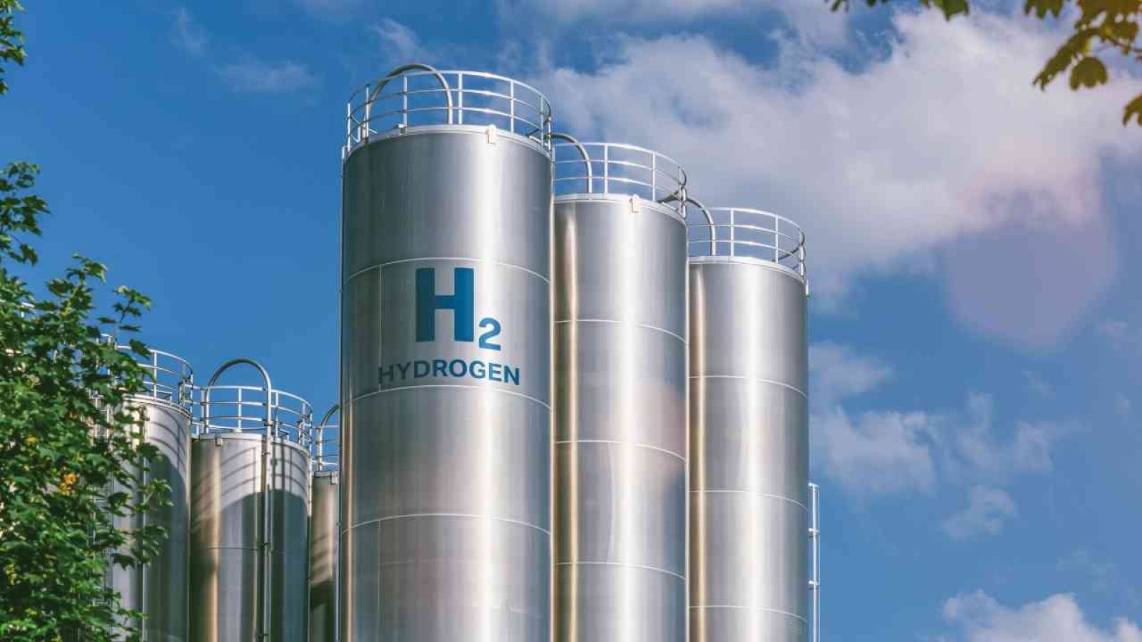 Wasserstofftanks unter blauem Himmel, Symbol für umweltfreundliche Energie.