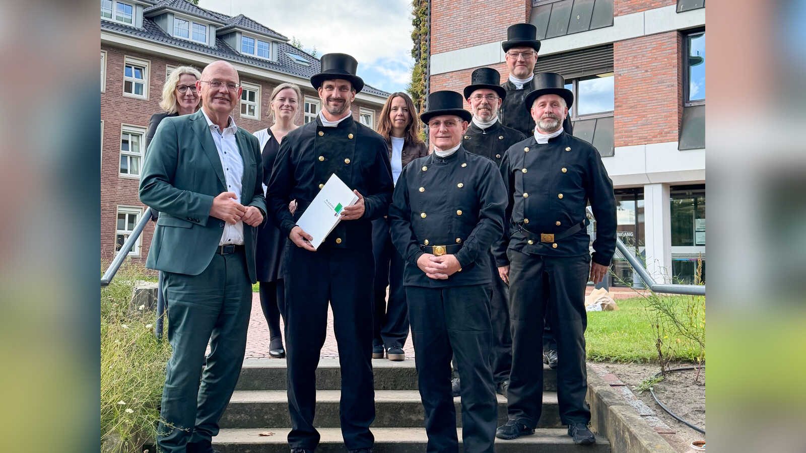 Landrat Uwe Fietzek verabschiedet Heinrich Hermesdorf und begrüßt Patrick Heidfeld als neuen Bezirksschornsteinfeger im Kreishaus