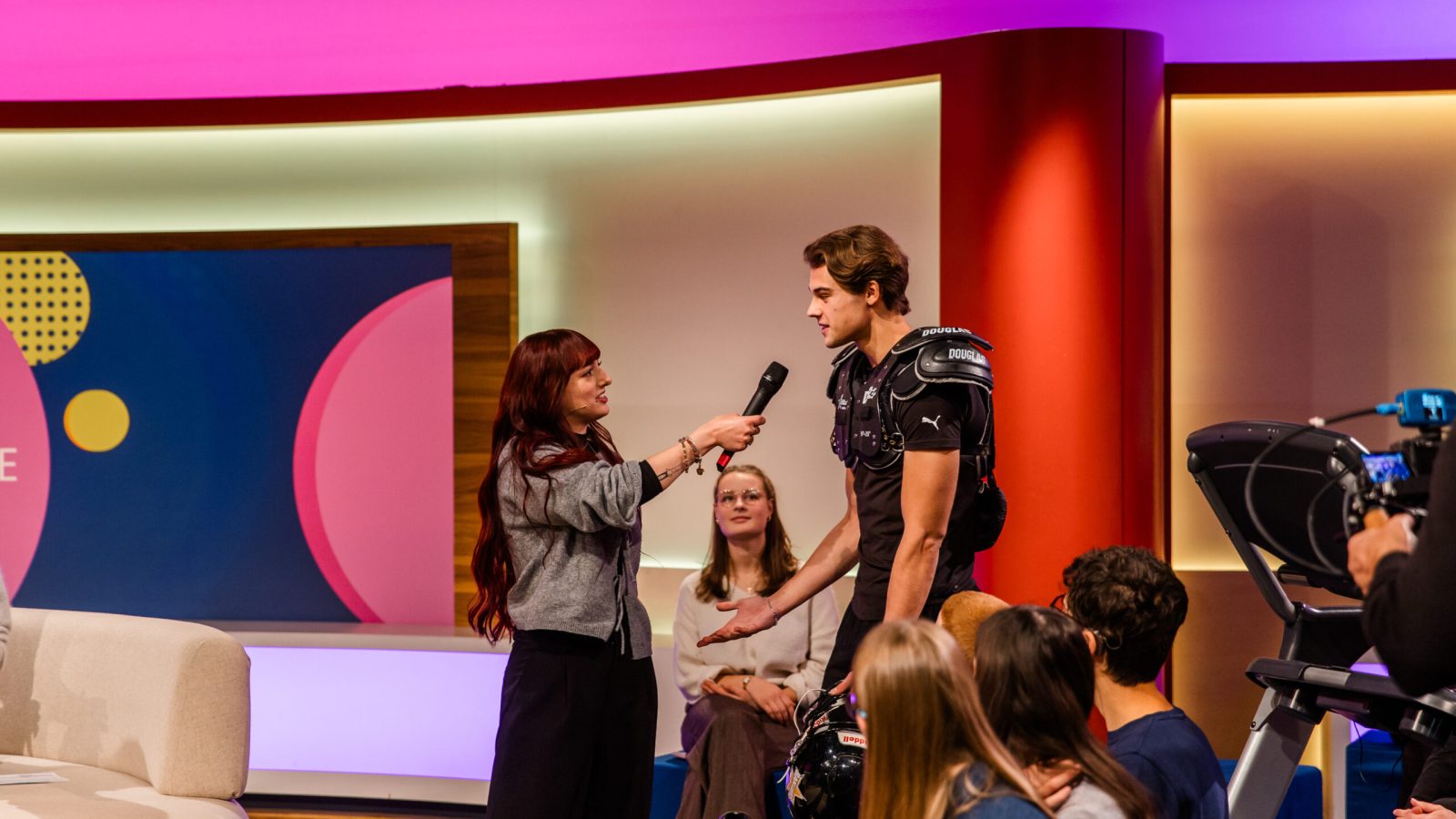 Moderatorin Sejla Begović interviewt während des ARD Jugendmedientages im Livestream Leonard aus der Jugendredaktion. Er tritt als Footballer auf, um zu zeigen, dass Demokratie wehrhaft sein muss. / Weiterer Text über ots und www.presseportal.de/nr/29876 / Die Verwendung dieses Bildes für redaktionelle Zwecke ist unter Beachtung aller mitgeteilten Nutzungsbedingungen zulässig und dann auch honorarfrei. Veröffentlichung ausschließlich mit Bildrechte-Hinweis.