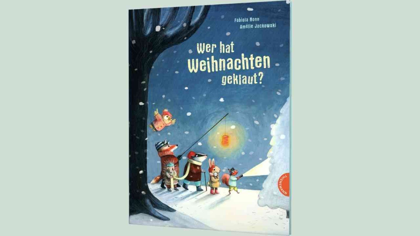 Buchcover von 'Wer hat Weihnachten geklaut?' mit einer winterlichen Szene und Charakteren, die eine Laterne halten.