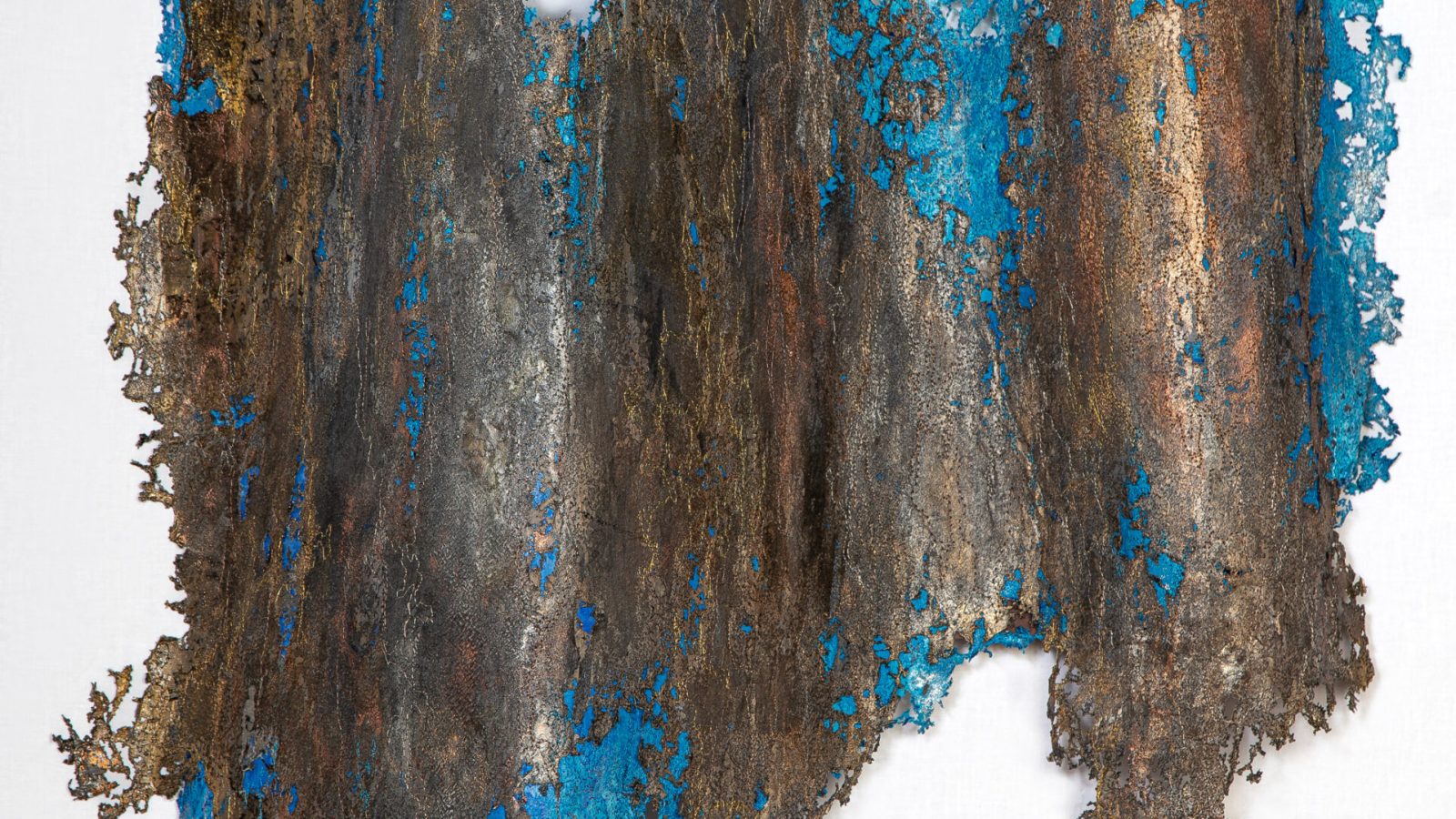 Abstrakte Wandkunst aus Metall mit blauen und bronzefarbenen Elementen, die eine organische Form bildet.