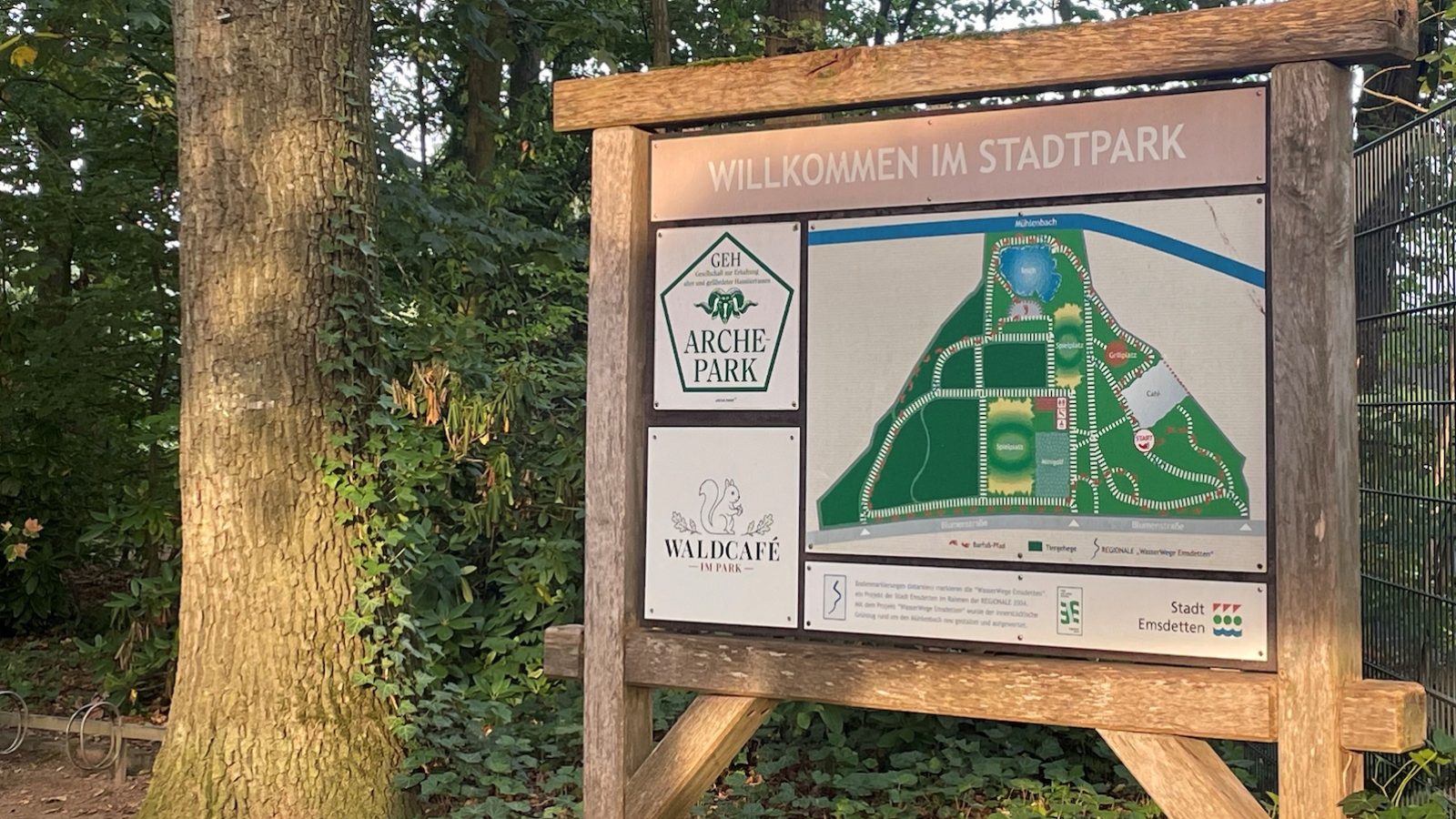 Infotafel „Willkommen im Stadtpark" am Eingang des Emsdettener Stadtparks
