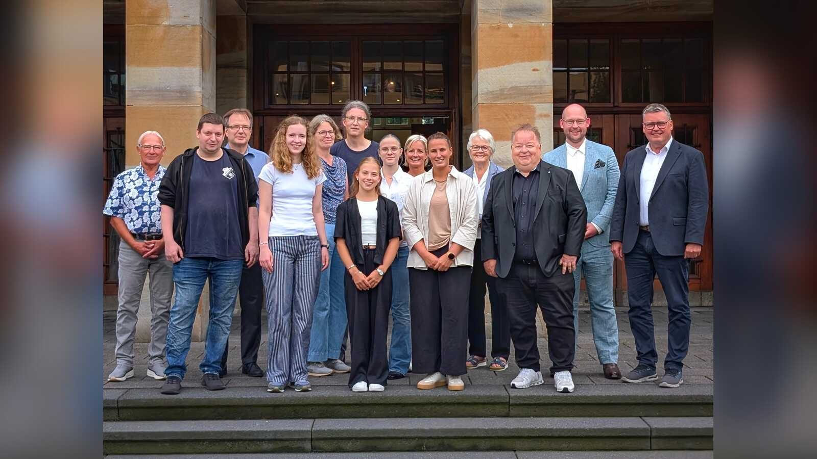 Anna Wilmink und Lena Börner feiern ihre Erfolge mit Bürgermeister Thomas Berling, Trainern, Vereinsvorsitzenden und Familien