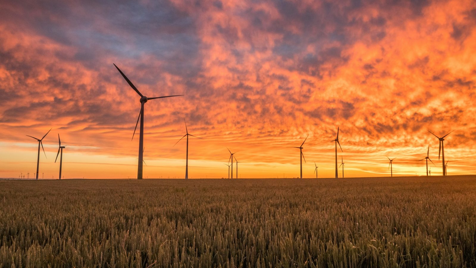 Windräder vor Himmel als Symbolbild für erneuerbare Energien