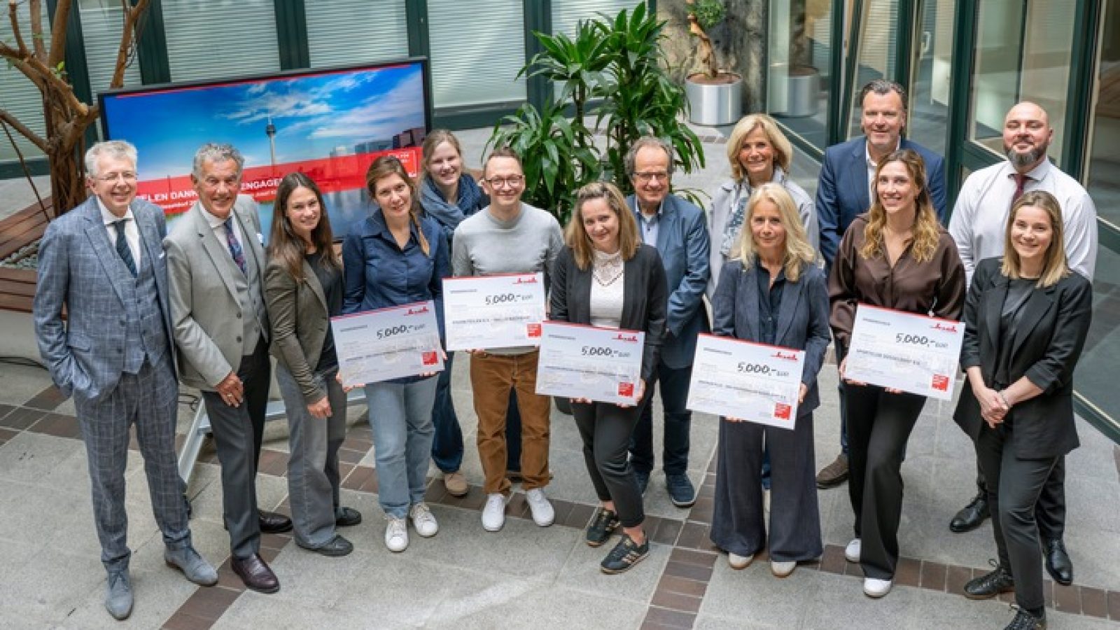 Das Gruppenbild zeigt folgende Personen: Christian Frank (CFO der Klüh Service Management GmbH, 1.v.l.), Wolfgang Rolshoven (Mitglied der "Wir für Düsseldorf"-Jury, 2.v.l.) und Frank Theobald (CEO der Klüh Service Management GmbH, 2.v.r. hinten) sowie die Vertreterinnen und Vertreter der begünstigten Vereine. / Weiterer Text über ots und www.presseportal.de/nr/31416 / Die Verwendung dieses Bildes für redaktionelle Zwecke ist unter Beachtung aller mitgeteilten Nutzungsbedingungen zulässig und dann auch honorarfrei. Veröffentlichung ausschließlich mit Bildrechte-Hinweis.