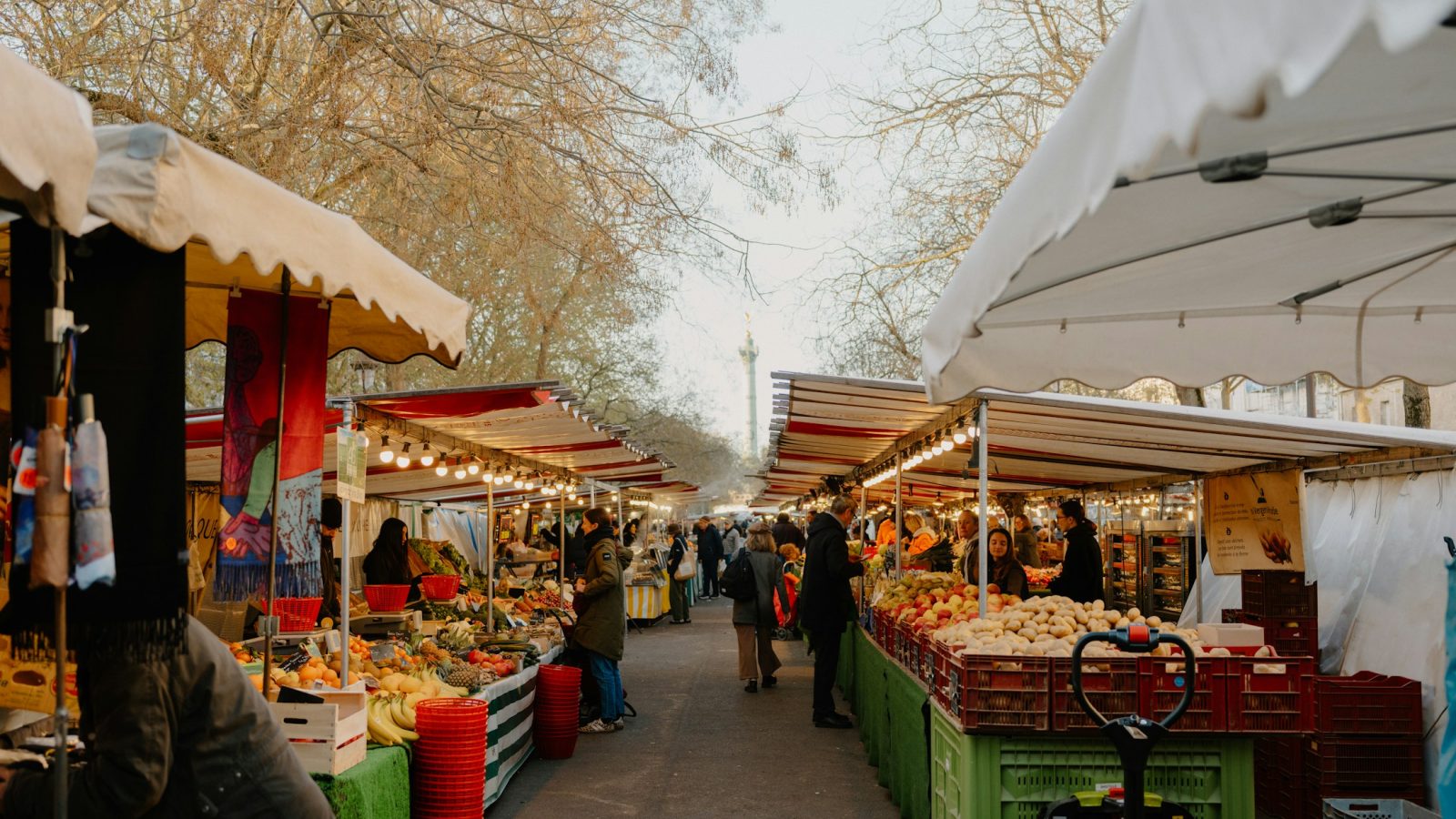 Marktstände mit frischem Obst und Gemüse, Symbolbild für einen Wochenmarkt