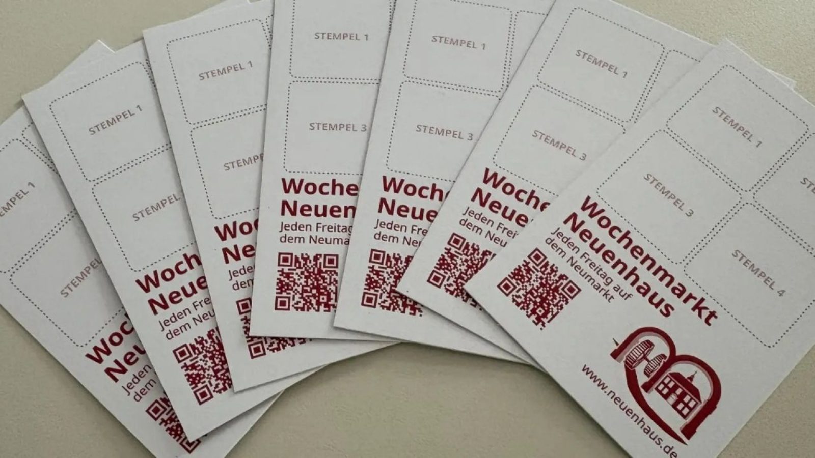 Stempelkarten für den Wochenmarkt Neuenhaus mit QR-Codes und Platz für bis zu vier Stempel, jeden Freitag verfügbar.
