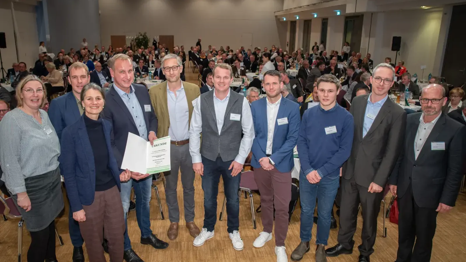 Preisträger Christoph Andreas (2.v.l.), Till Schüler (5.v.r.), Martin Wunram (4.v.r.) und Paul Wellhausen (3.v.r.) vom Ackerbaubetrieb AgrarDiS in Salzhemmendorf mit (v.l.) Vizepräsidentin Dagmar Heyens und Ministerin Miriam Staudte. - © Wolfgang Ehrecke