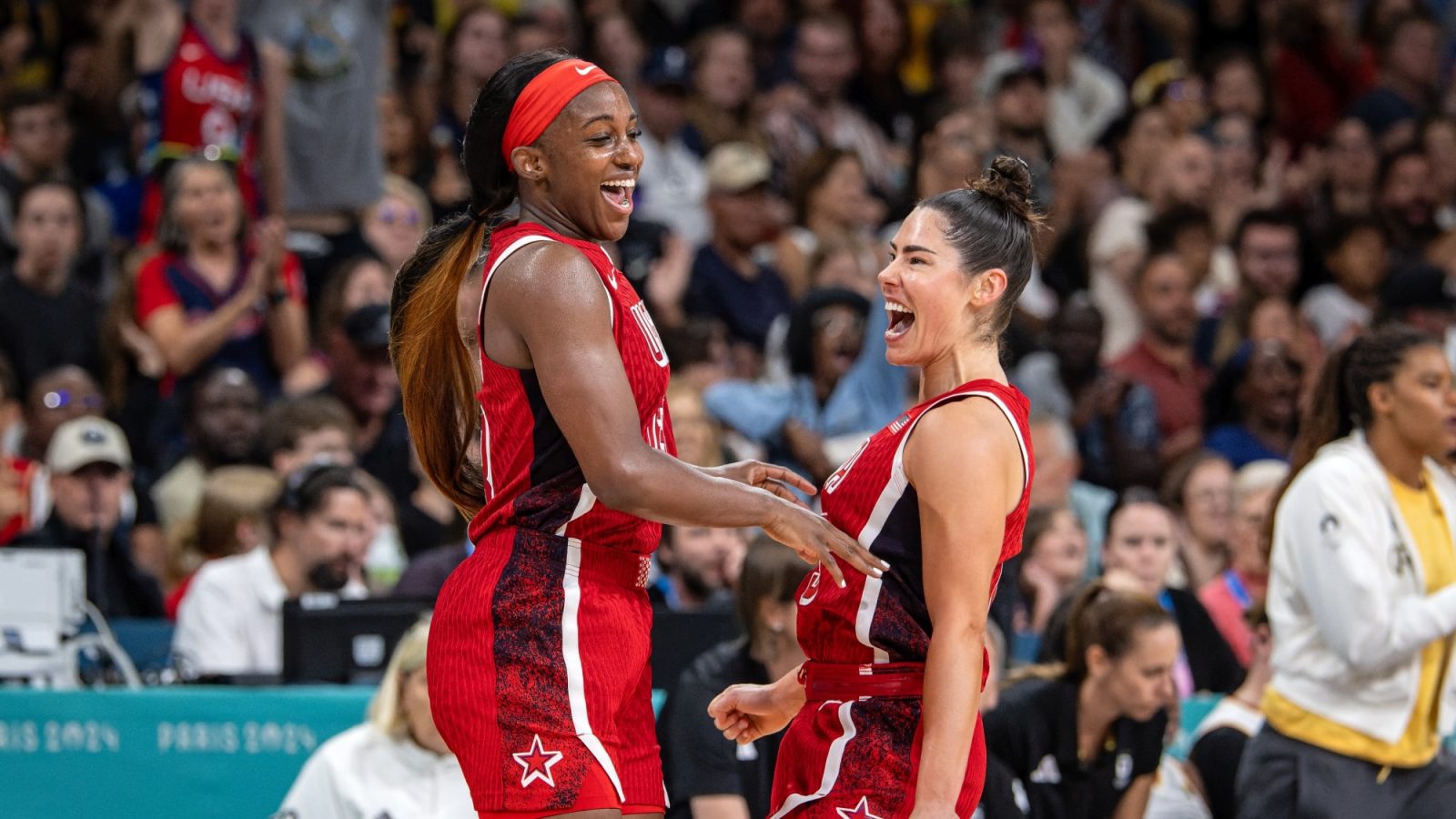 Olympische Spiele Paris 2024Basketball Lille 04.08.2024Vorrunde Frauen DamenDeutschland (GER) - Vereinigte Staaten von Amerika (USA)Jackie Young (USA, No.13)Kelsey Plum (USA, No.05)JubelFoto: Tilo Wiedensohler/camera4