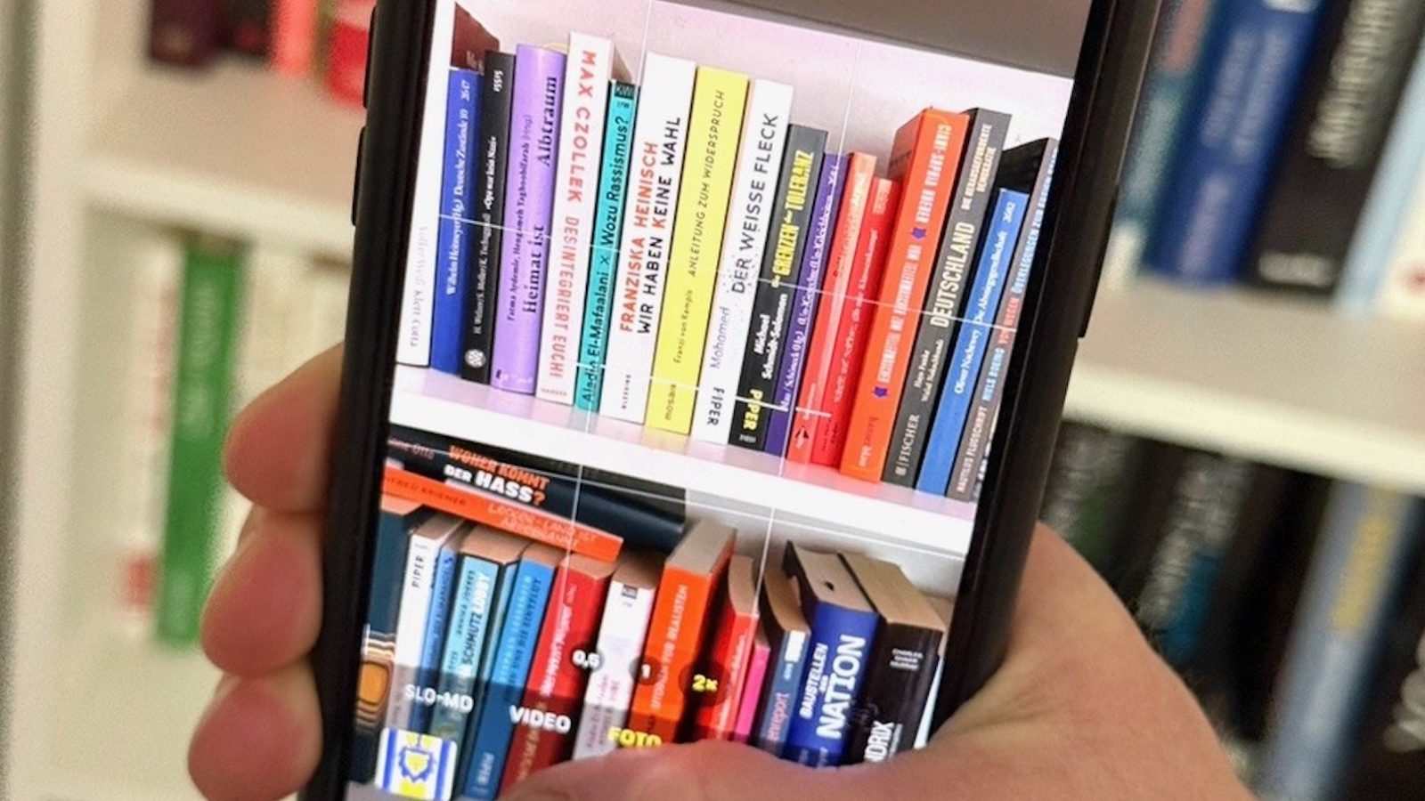 Jugendlicher fotografiert mit dem Smartphone beim Workshop in der Tiny Library der Stadtbibliothek Osnabrück