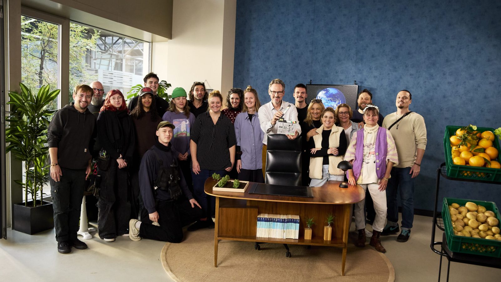 Wissen meets Klimaschutz: Drehstart für neue Folgen von "Wissen vor acht - Erde" mit Eckart von Hirschhausen im November 2025 | Foto: Eckart von Hirschhausen mit Crew zum Start der Dreharbeiten.
© ARD/Kai Schulz, honorarfrei - Verwendung gemäß der AGB im engen inhaltlichen, redaktionellen Zusammenhang mit genannter ARD-Sendung bei Nennung "Bild: ARD/Kai Schulz" (S2+). ARD-Programmdirektion/Bildredaktion, pressefoto.daserste@ard.de / Weiterer Text über ots und www.presseportal.de/nr/6694 / Die Verwendung dieses Bildes für redaktionelle Zwecke ist unter Beachtung aller mitgeteilten Nutzungsbedingungen zulässig und dann auch honorarfrei. Veröffentlichung ausschließlich mit Bildrechte-Hinweis.