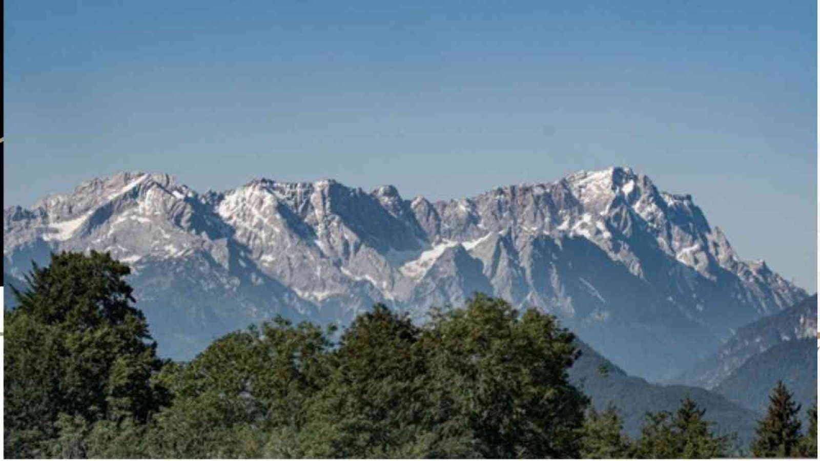 Yoga im Schnee vor Alpenkulisse