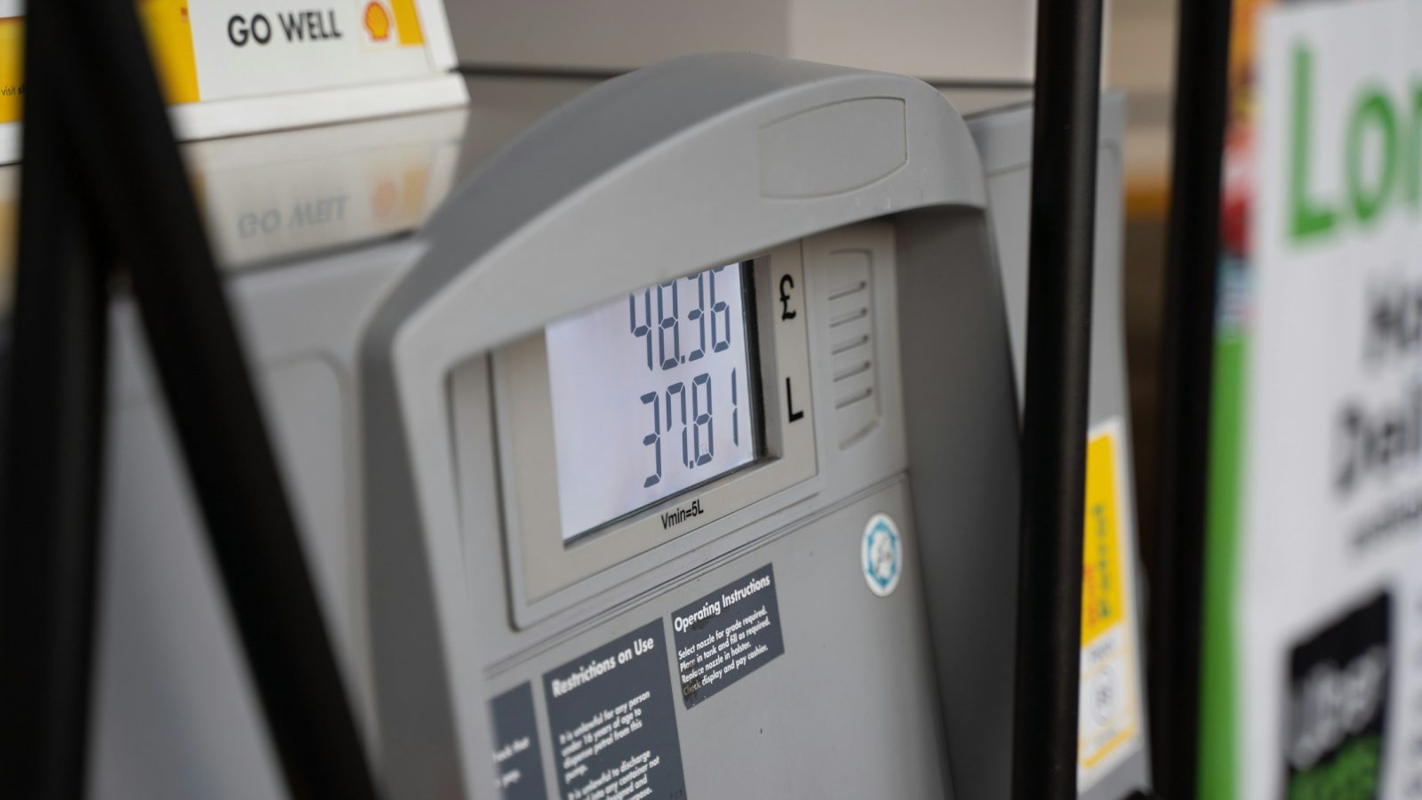 Symbolbild: Nahaufnahme einer Zapfsäule an einer Tankstelle