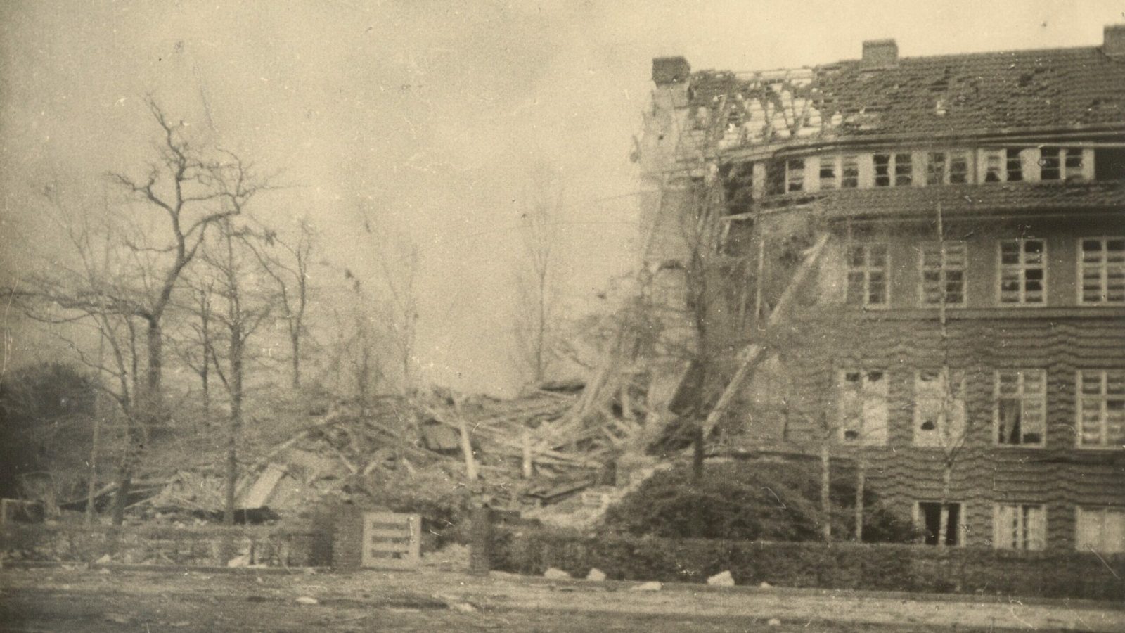Zerstörtes Direktionsgebäude der Bentheimer Eisenbahn AG_Foto Kreis- und Kommunlarchiv