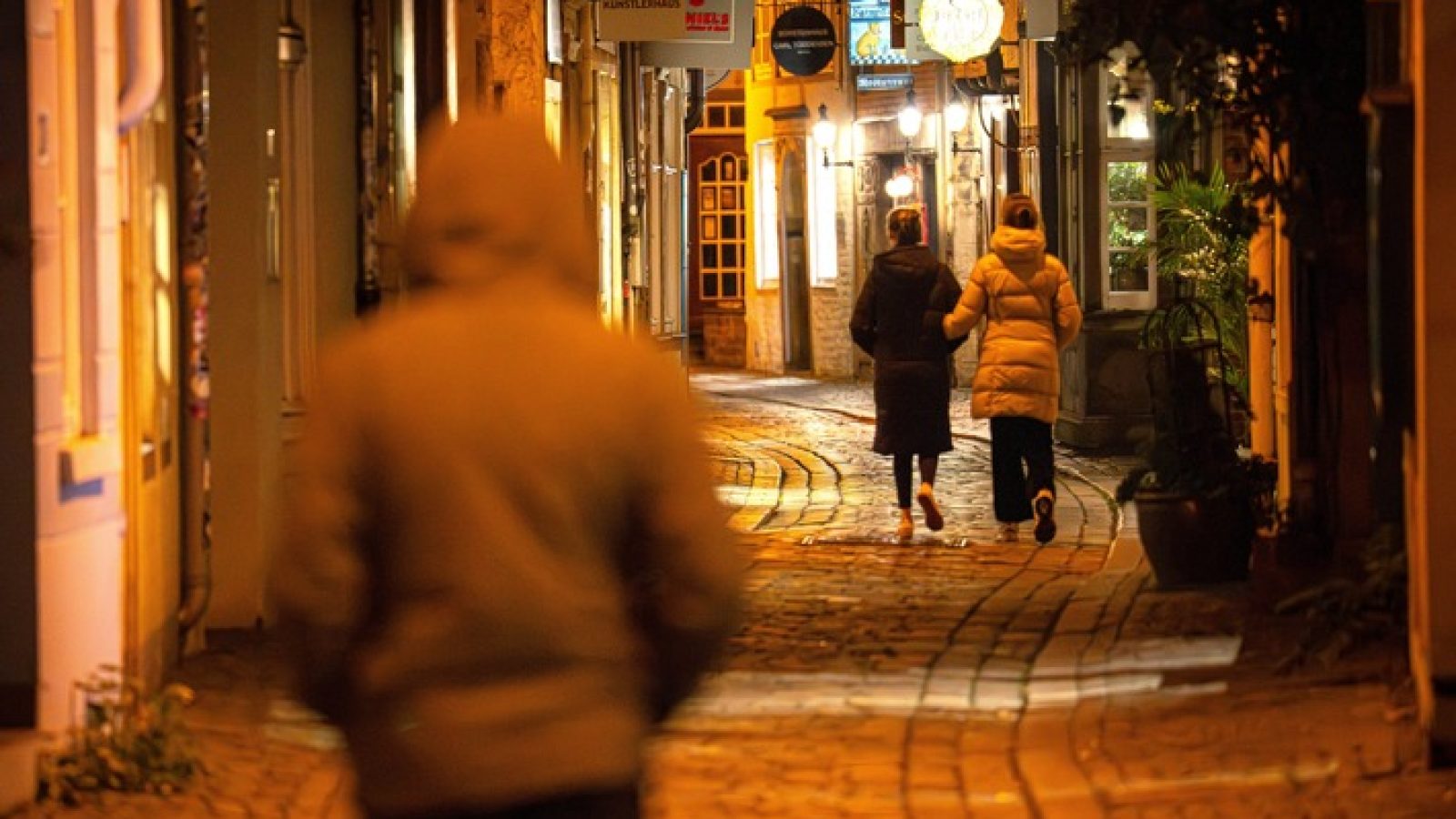 Passanten gehen am späten Abend in einer dunklen Gasse / Weiterer Text über ots und www.presseportal.de/nr/6694 / Die Verwendung dieses Bildes für redaktionelle Zwecke ist unter Beachtung aller mitgeteilten Nutzungsbedingungen zulässig und dann auch honorarfrei. Veröffentlichung ausschließlich mit Bildrechte-Hinweis.