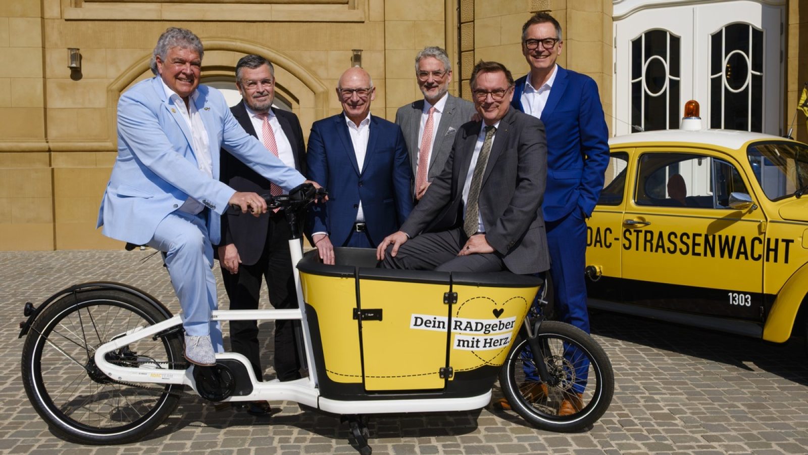 Der Vorstand des ADAC Mittelrhein e.V. freut sich über einen neuen Mitgliederrekord (v. l.): Rudi Speich (Vorsitzender), Dr. Mathias Grünthaler (Vorstand Finanzen und stellv. Vorsitzender), Jörg Hennig (Vorstand Sport), Jürgen Verheul (Clubsyndikus), Prof. Dr. Peter König (Vorstand Verkehr & Technik) und Dr. Achim Schloemer (Vorstand Touristik). / Weiterer Text über ots und www.presseportal.de/nr/75815 / Die Verwendung dieses Bildes für redaktionelle Zwecke ist unter Beachtung aller mitgeteilten Nutzungsbedingungen zulässig und dann auch honorarfrei. Veröffentlichung ausschließlich mit Bildrechte-Hinweis.